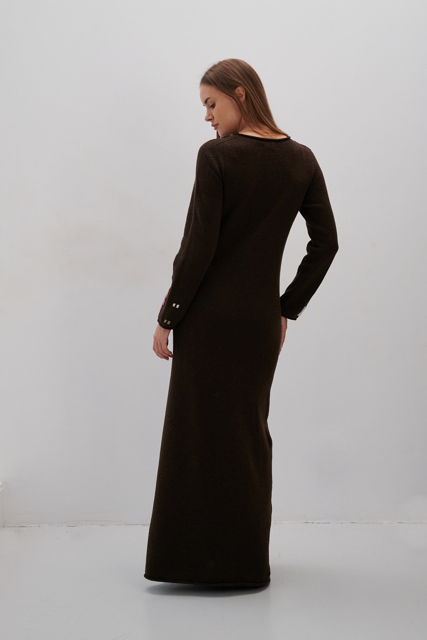 Długa sukienka z wełny merynos brązowy - 3