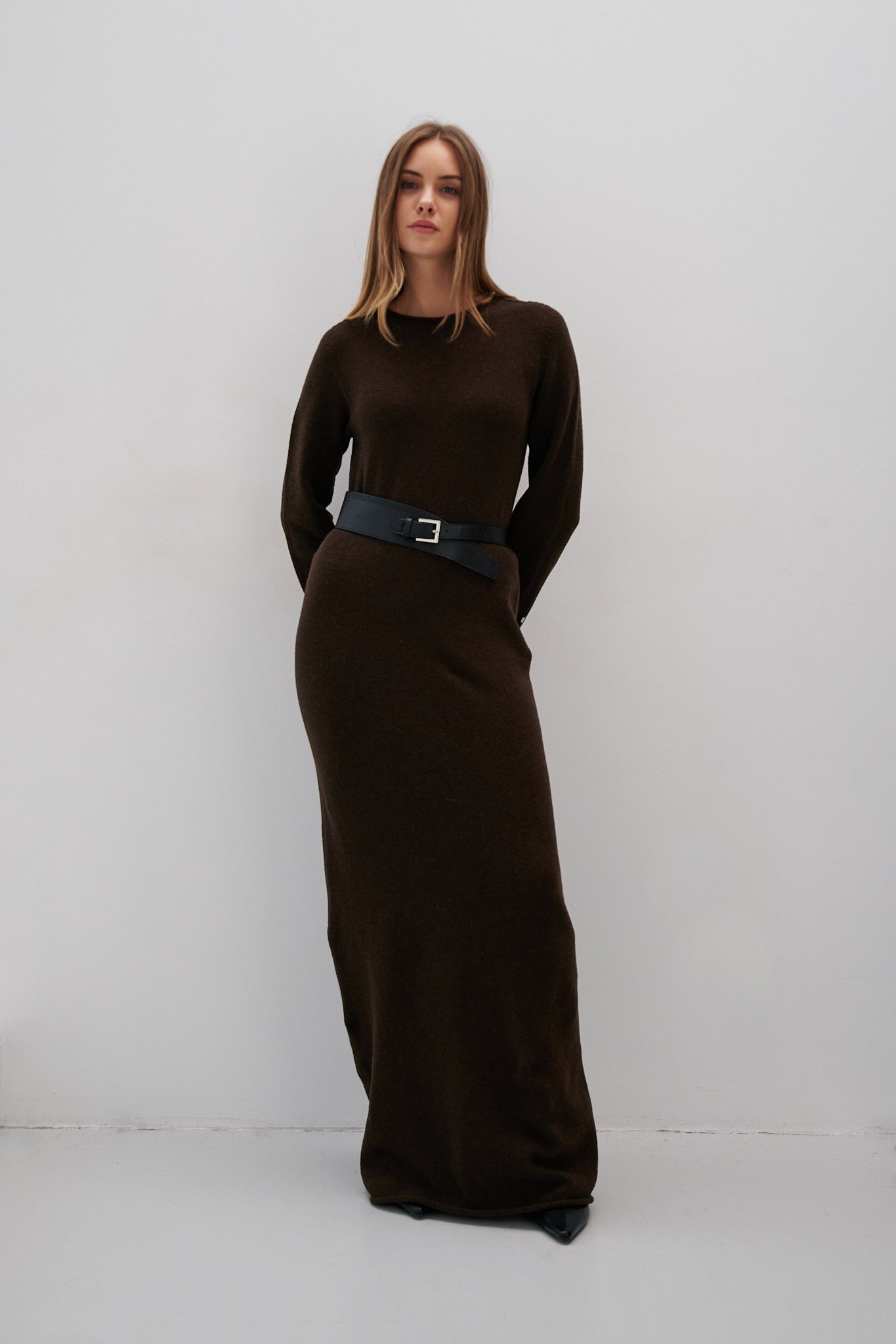 Długa sukienka z wełny merynos brązowy - 1