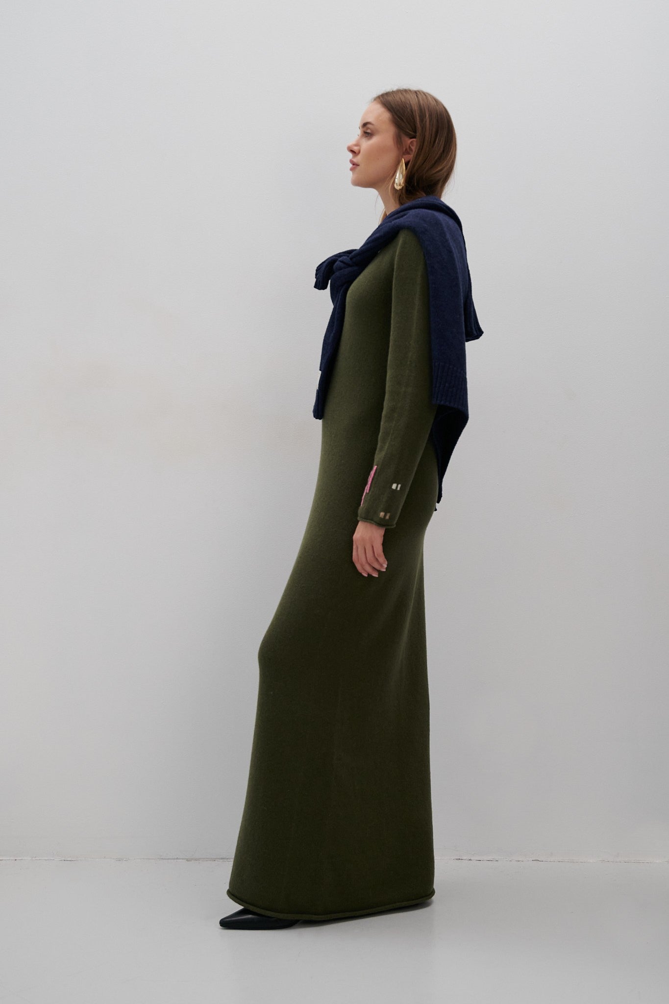 Długa sukienka z wełny merynos oliwkowy - 1