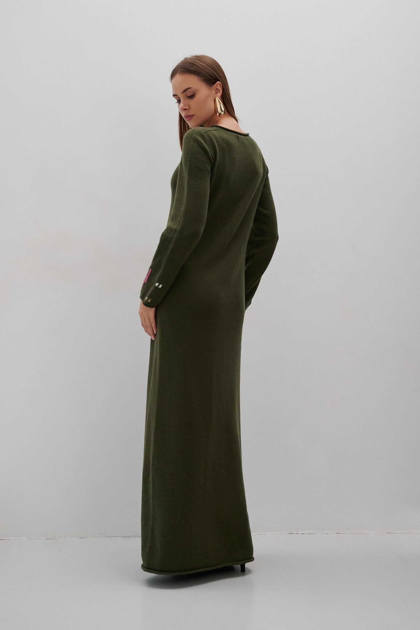 Długa sukienka z wełny merynos oliwkowy - 4