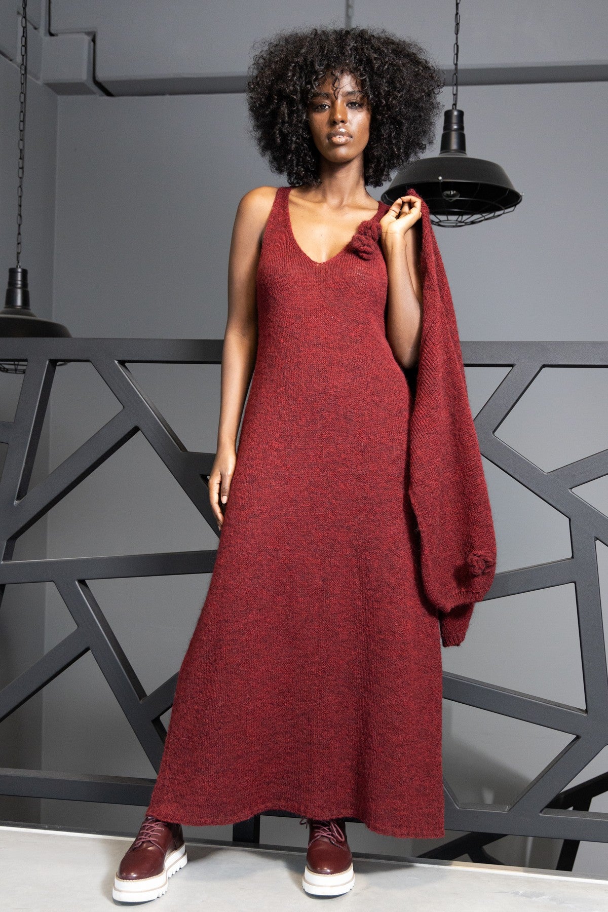 Długa wełniana sukienka z kwiatem bordowy - 3