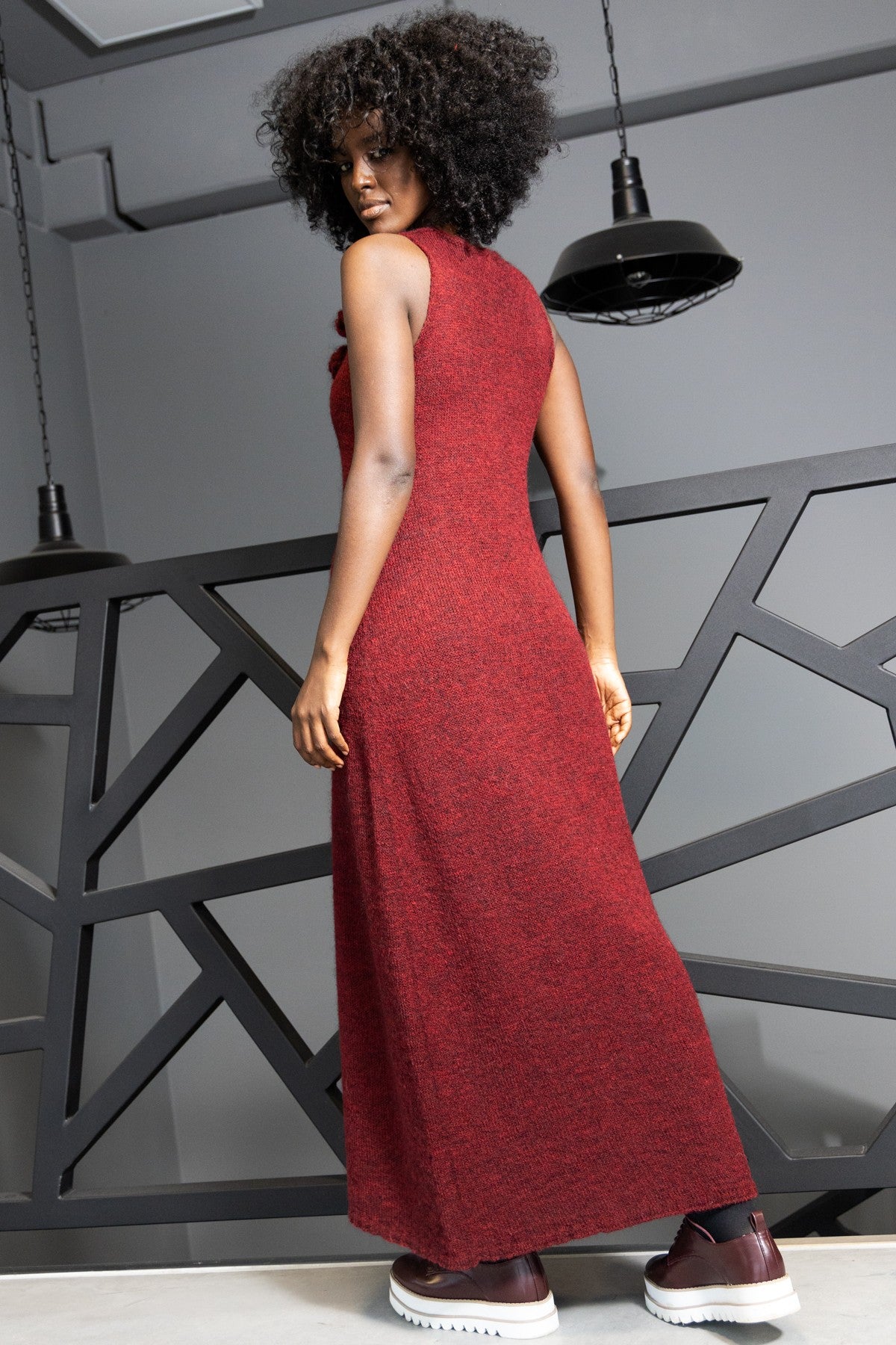 Długa wełniana sukienka z kwiatem bordowy - 4