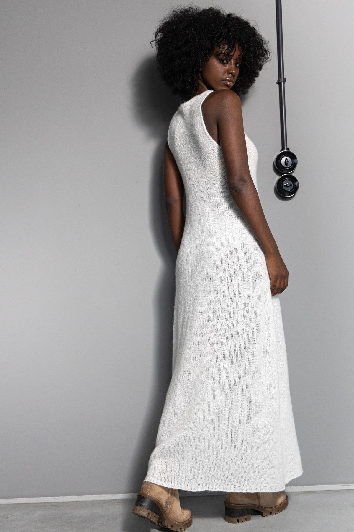 Długa wełniana sukienka z kwiatem ecru - 6