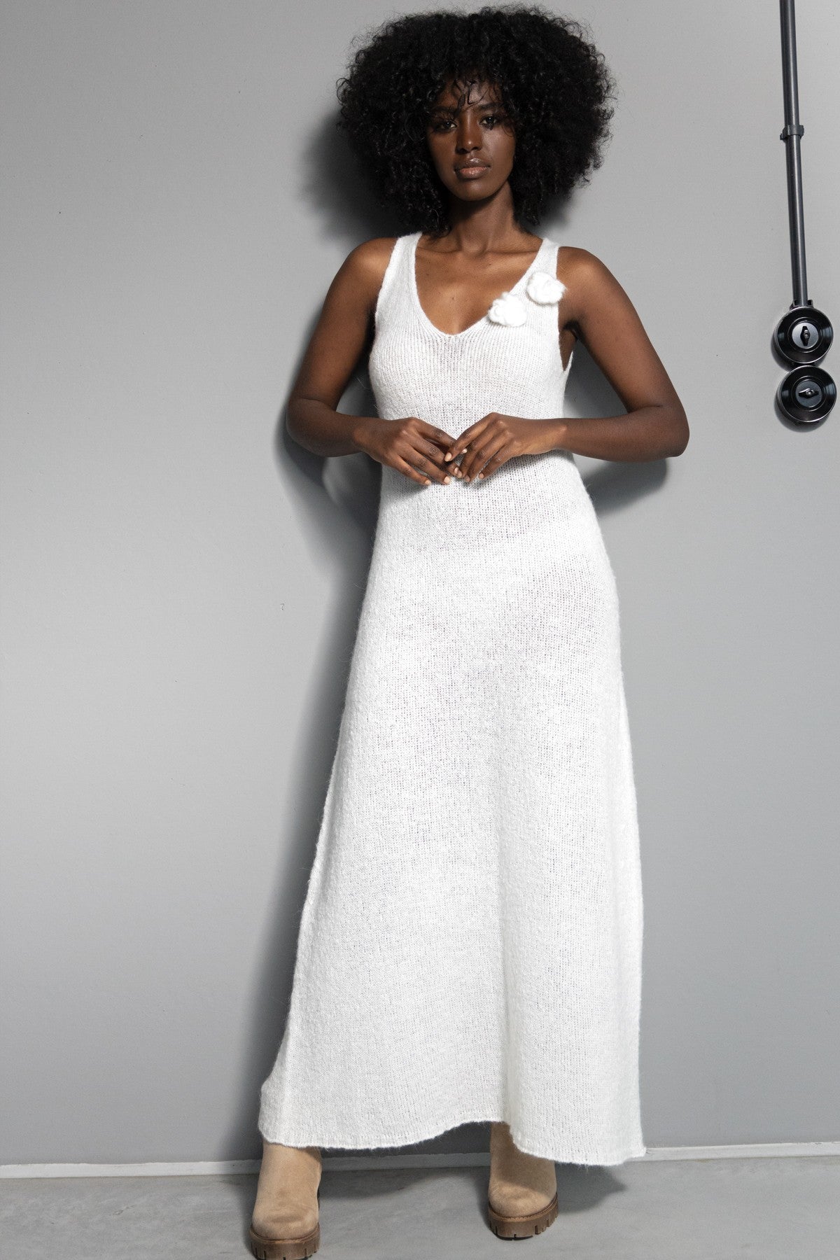 Długa wełniana sukienka z kwiatem ecru - 10