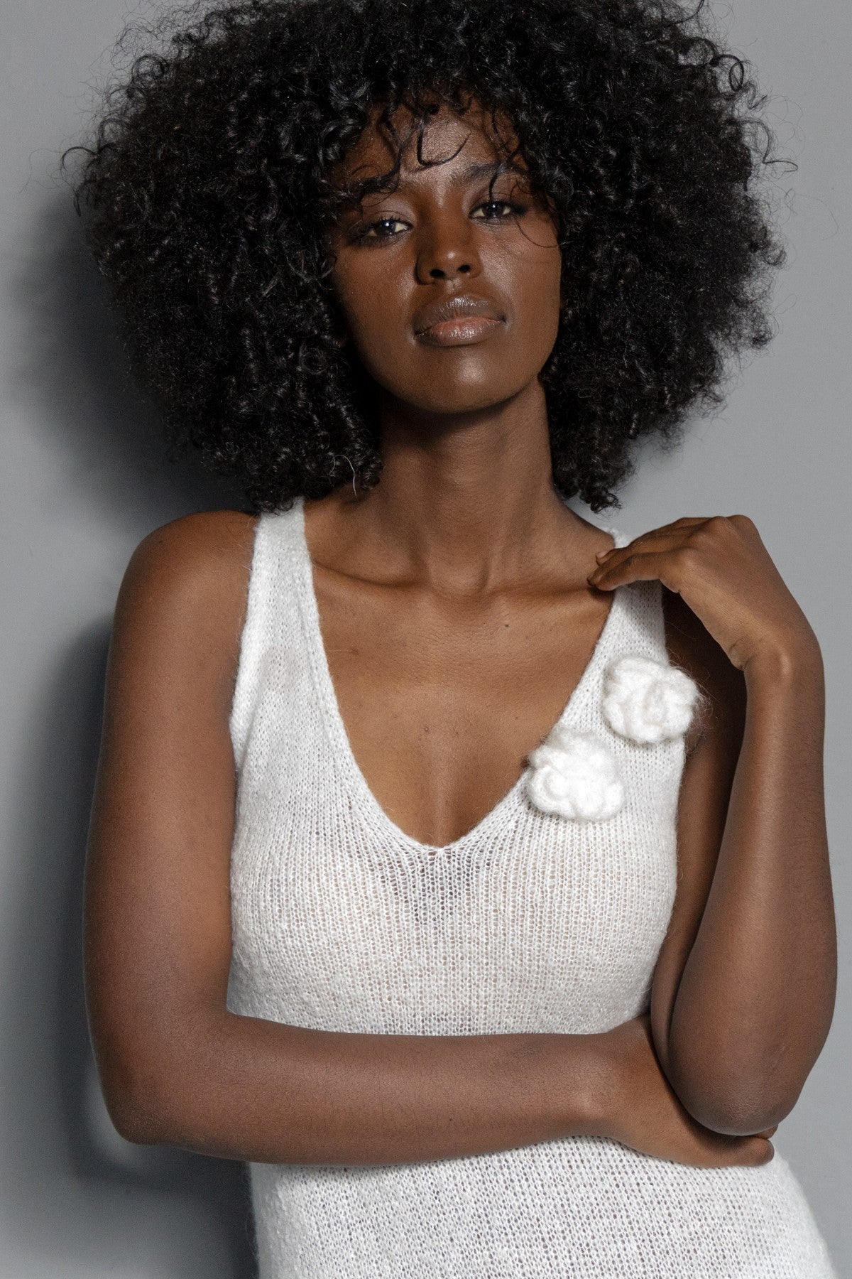 Długa wełniana sukienka z kwiatem ecru - 4