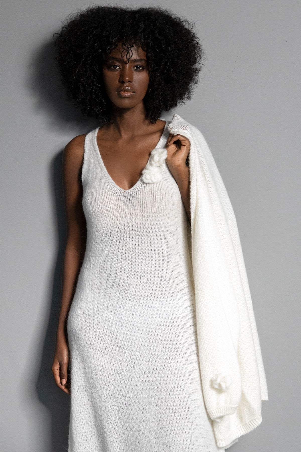 Długa wełniana sukienka z kwiatem ecru - 5