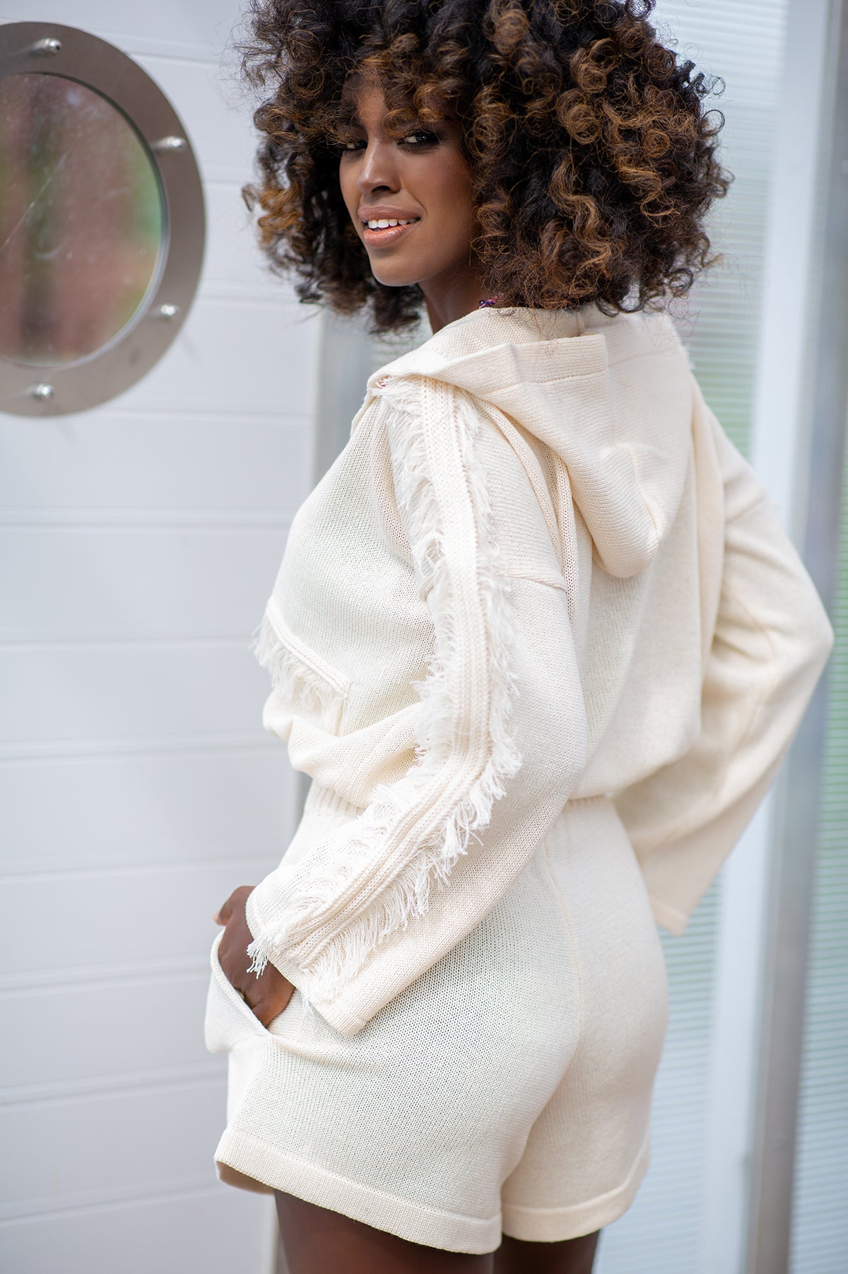 Dzianinowy letni Komplet szorty i bluzka z frędzlami ecru - 6