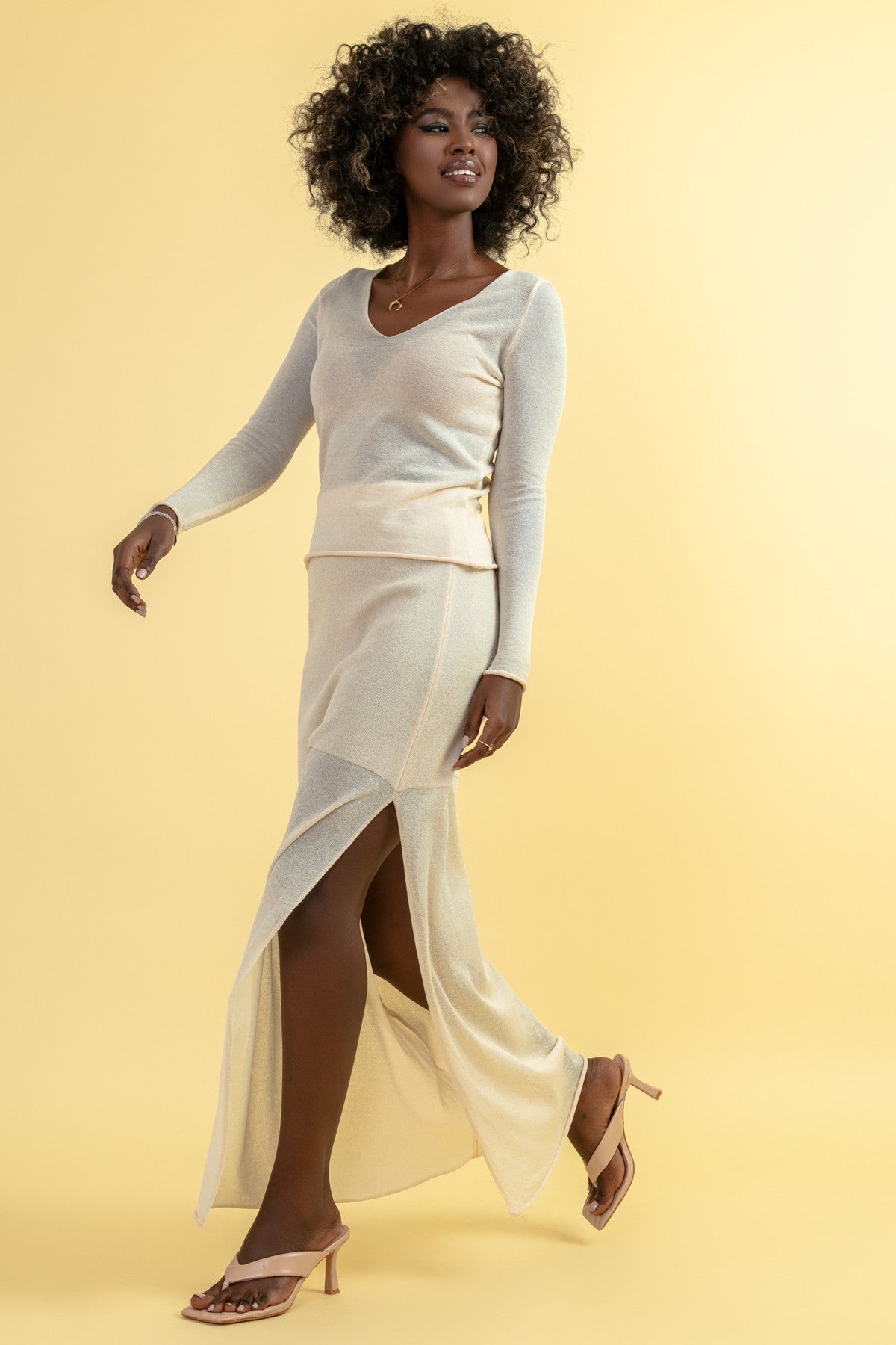 Elegancki bardzo delikatny komplet spódnica i bluzka beżowy - 9