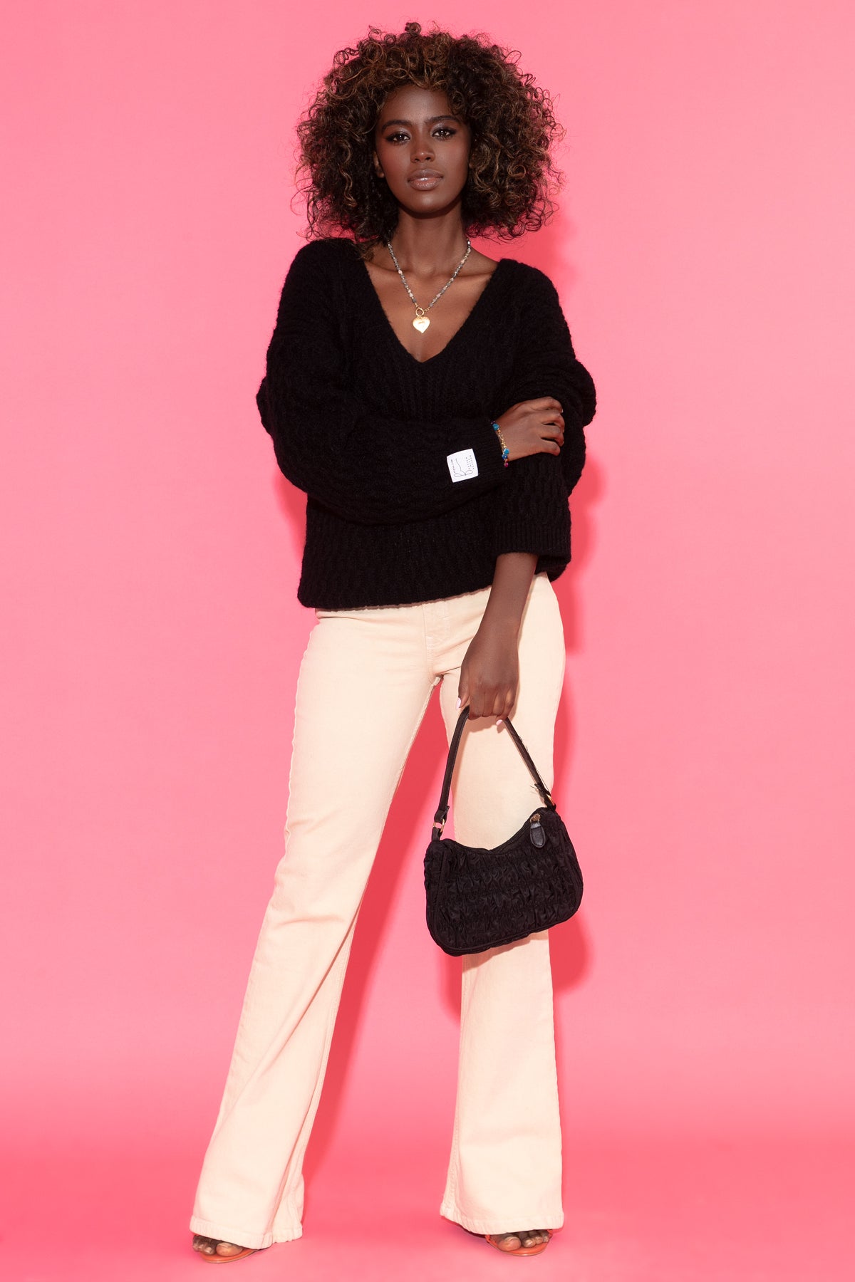 Elegancki sweter z dużym dekoltem V czarny - 4