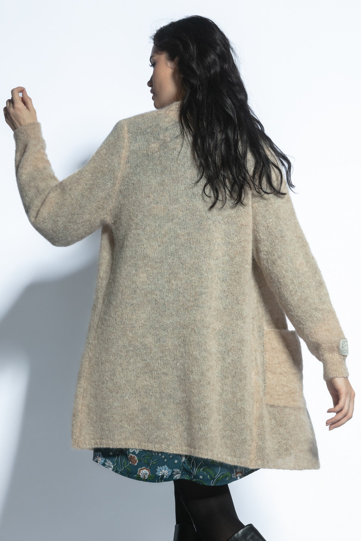 Elegancki zapinany kardigan z niefarbowanej wełny alpaki beżowy - 3