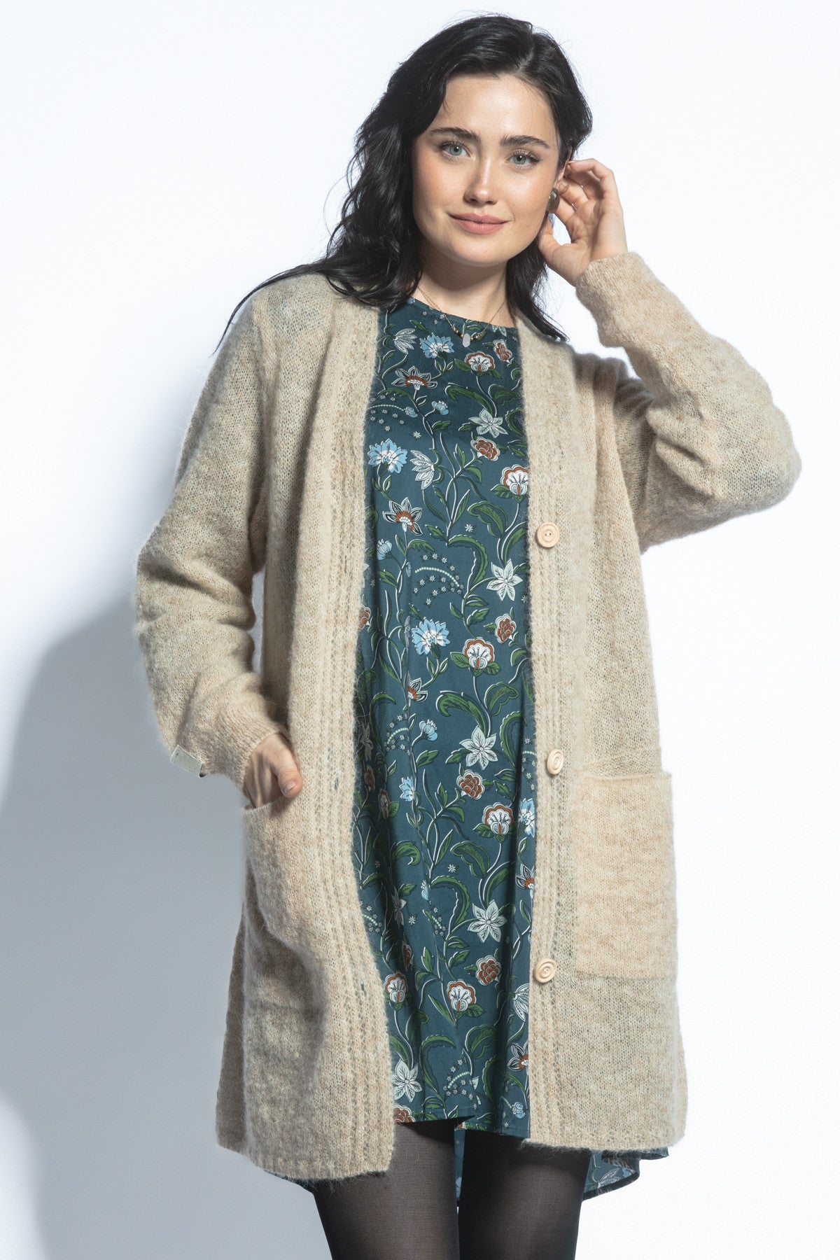 Elegancki zapinany kardigan z niefarbowanej wełny alpaki beżowy - 2