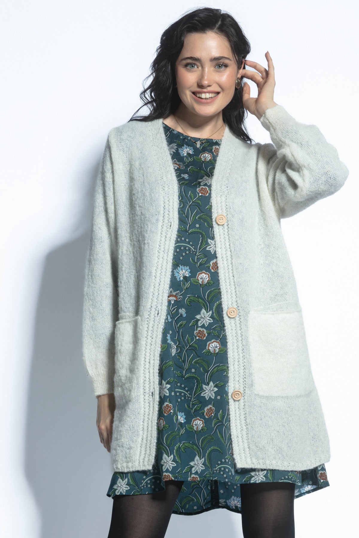 Elegancki zapinany kardigan z niefarbowanej wełny alpaki ecru - 4