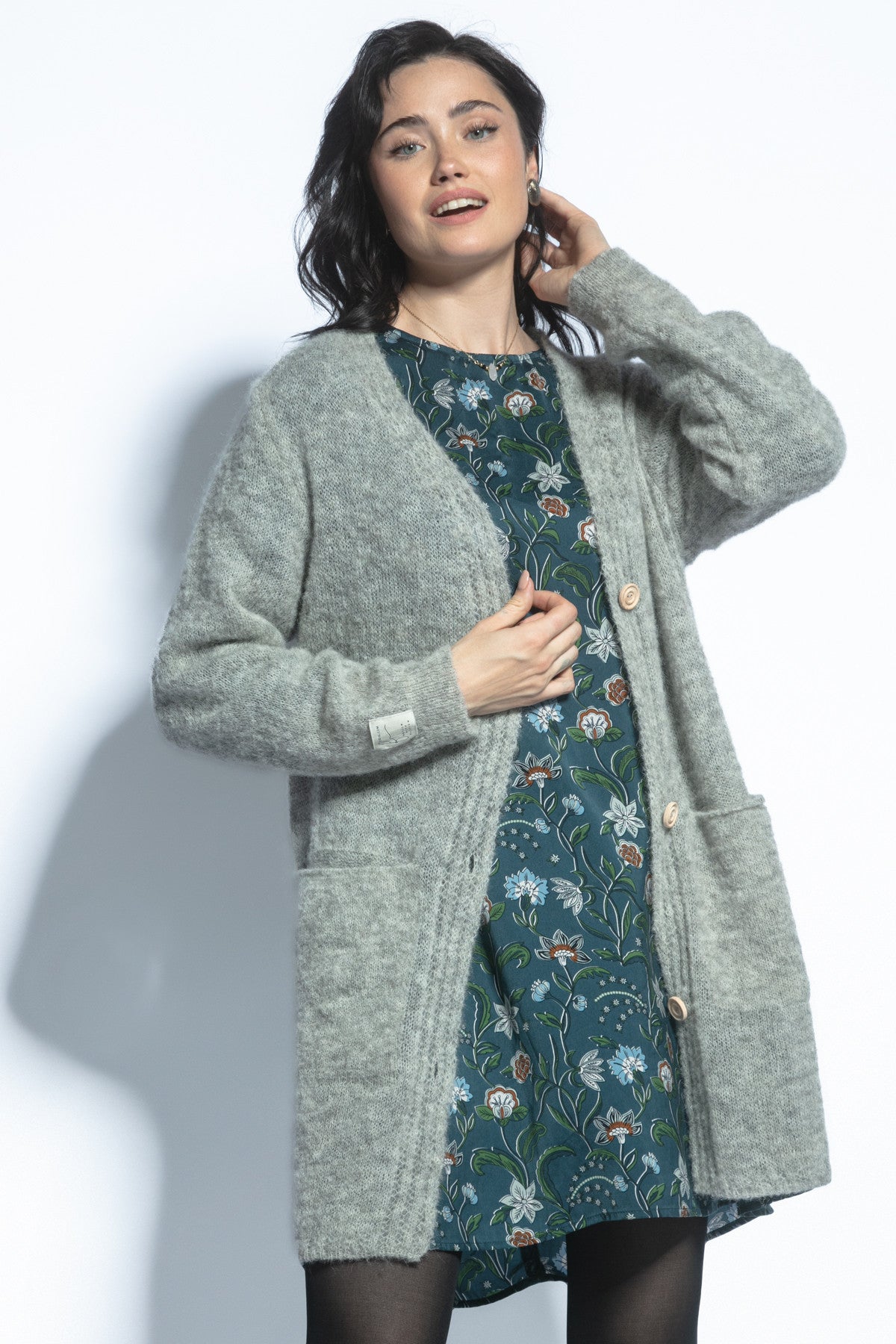 Elegancki zapinany kardigan z niefarbowanej wełny alpaki szary - 3