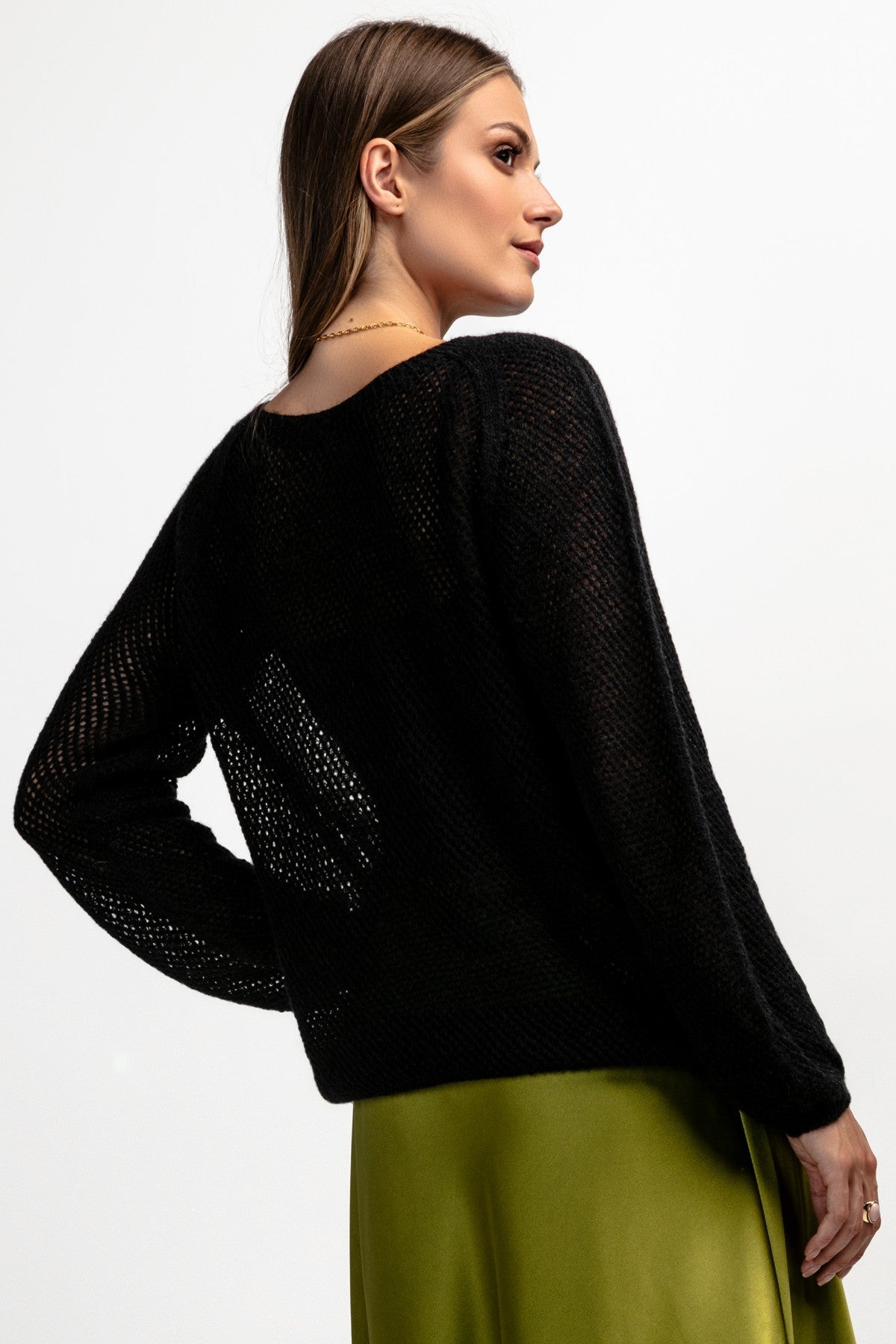 Jedwabny sweter w delikatny ażurowy splot czarny - 3