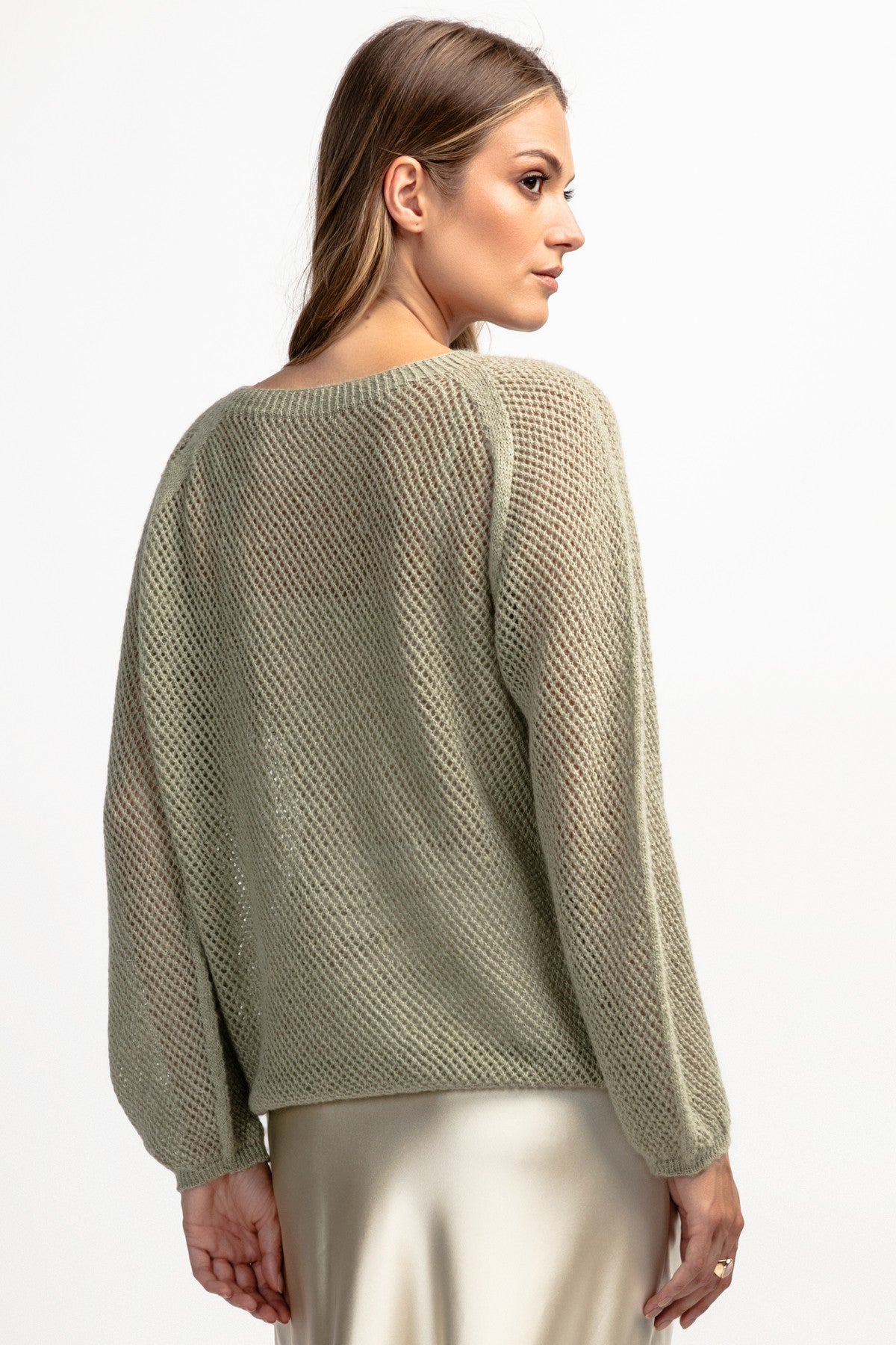 Jedwabny sweter w delikatny ażurowy splot pistacjowy - 4