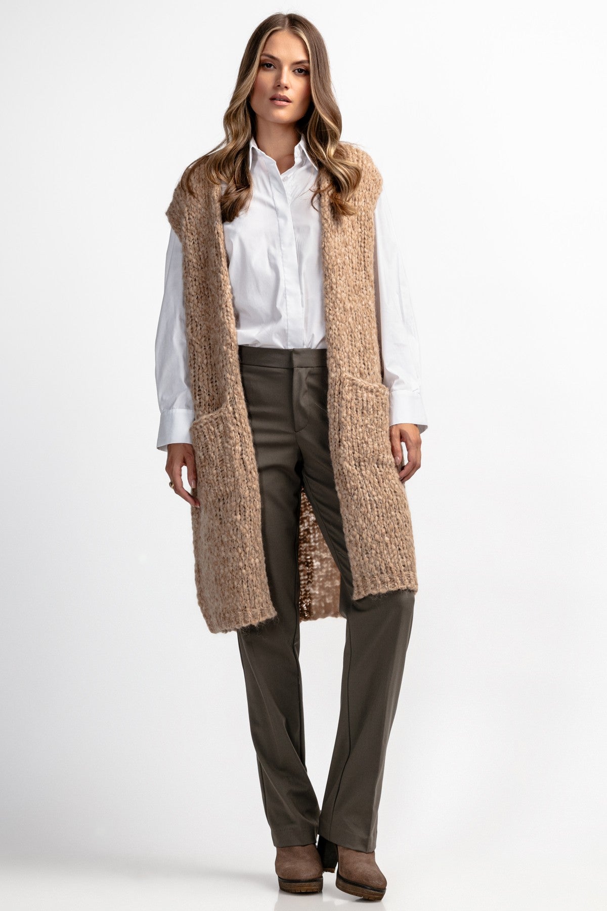 Kamizelka z niefarbowanej wełny alpaki z kieszeniami mocca - 4