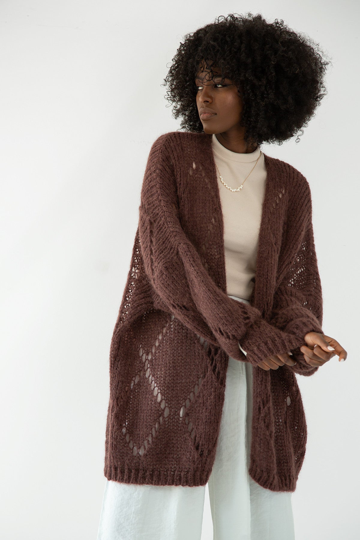 Kardigan ażurowy klasyczny z wełny alpaki brązowy - 5