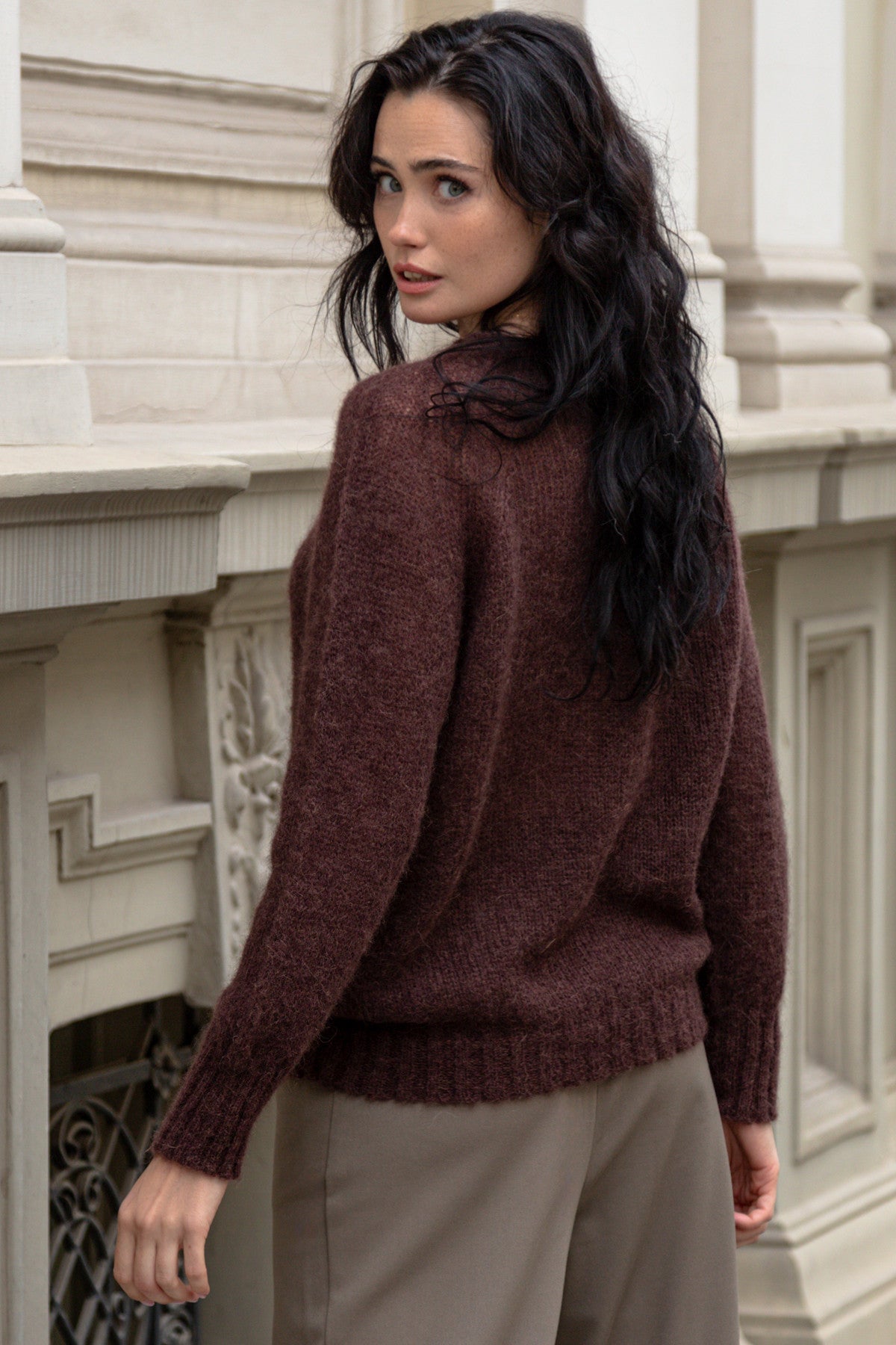 Klasyczny bezszwowy sweter z okrągłym dekoltem brązowy - 3