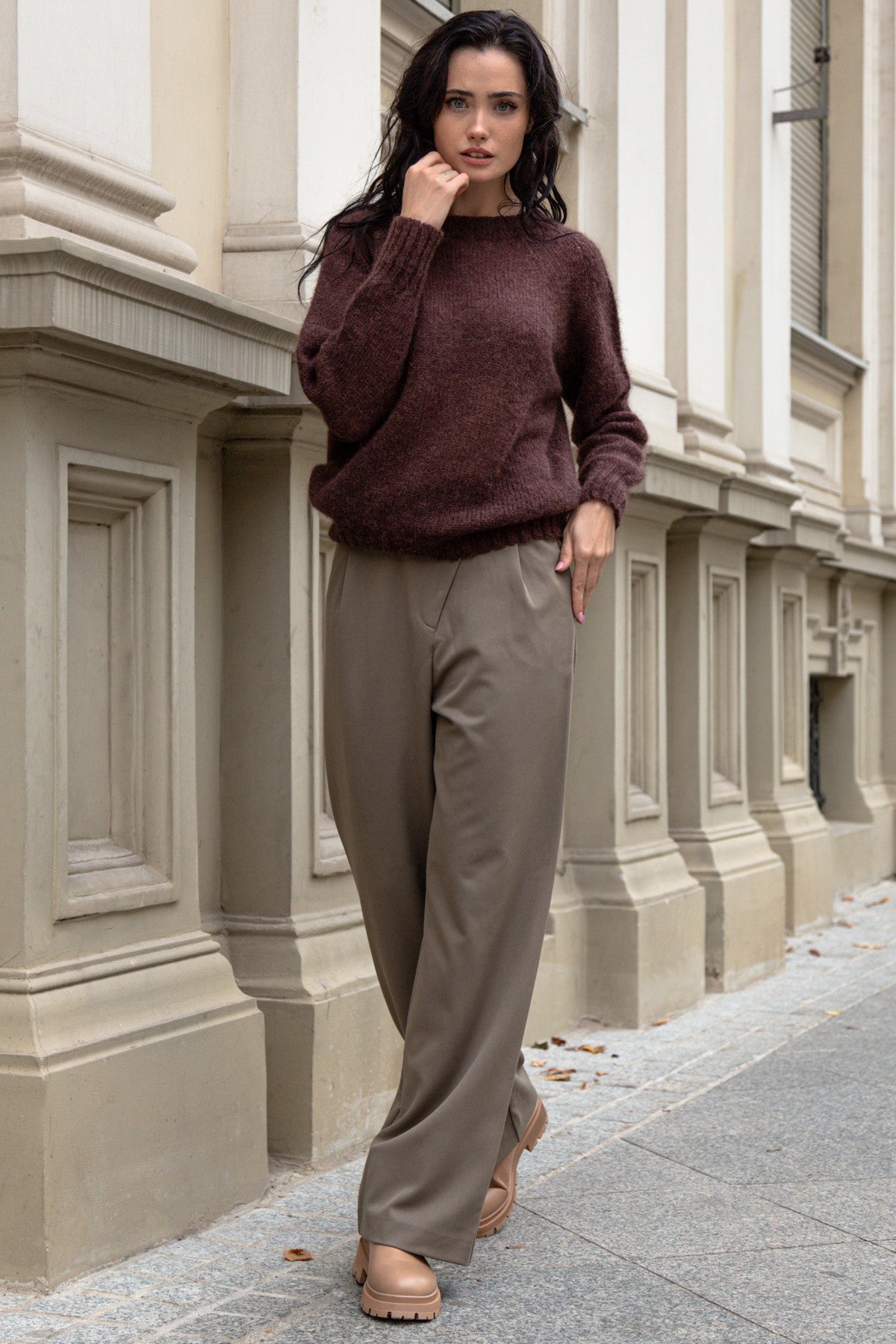 Klasyczny bezszwowy sweter z okrągłym dekoltem brązowy - 5