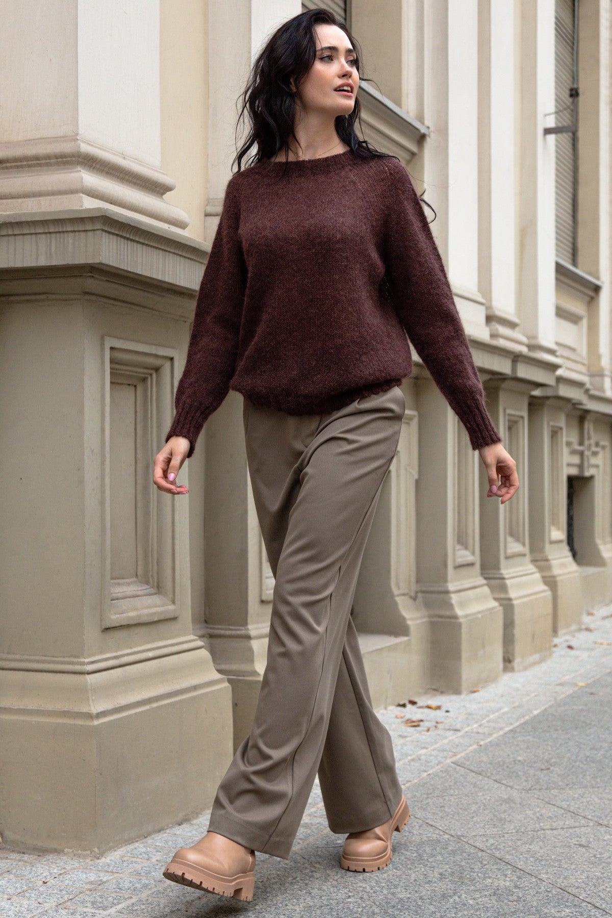 Klasyczny bezszwowy sweter z okrągłym dekoltem brązowy - 4