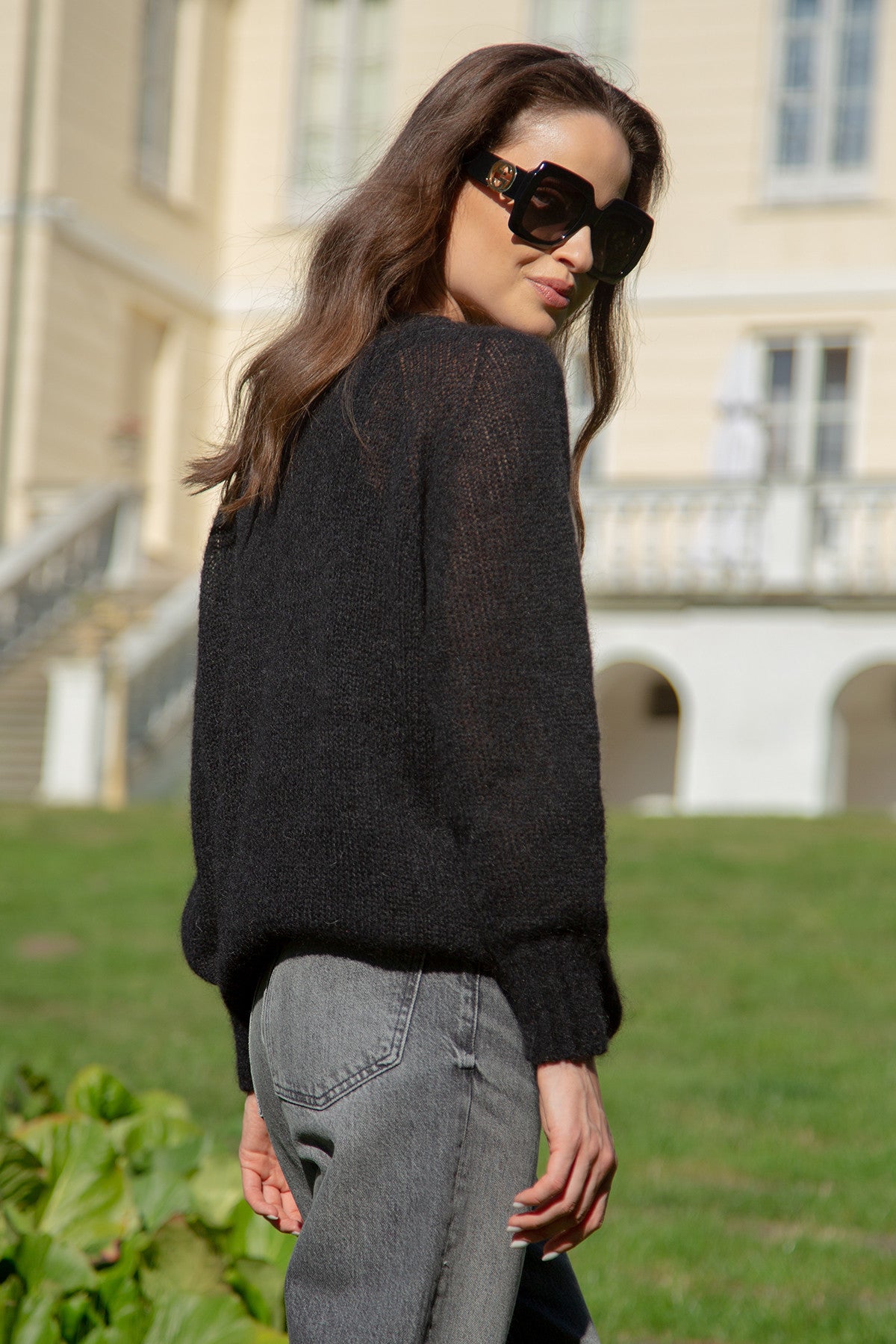 Klasyczny bezszwowy sweter z okrągłym dekoltem czarny - 2