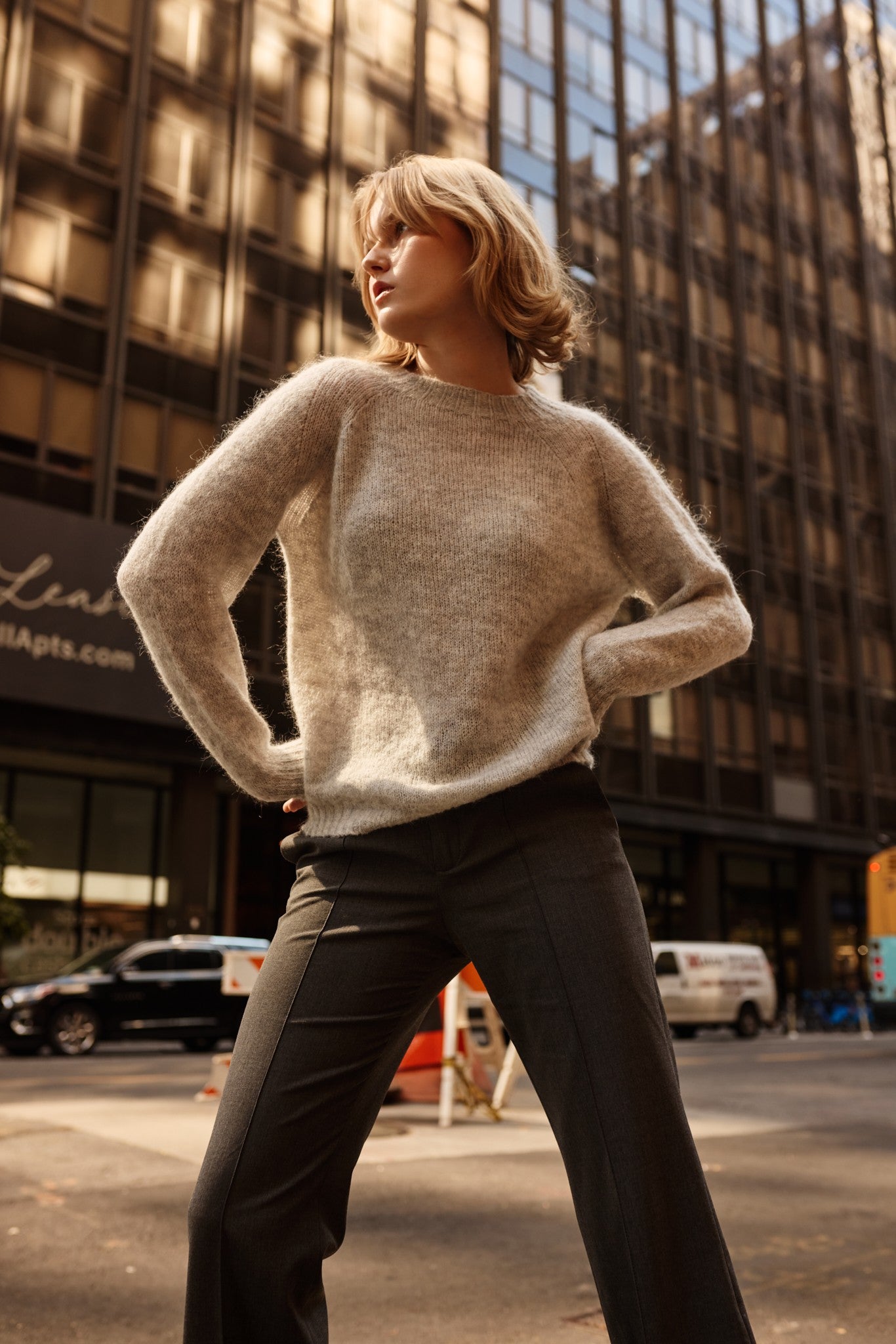 Klasyczny bezszwowy sweter z okrągłym dekoltem szary - 1