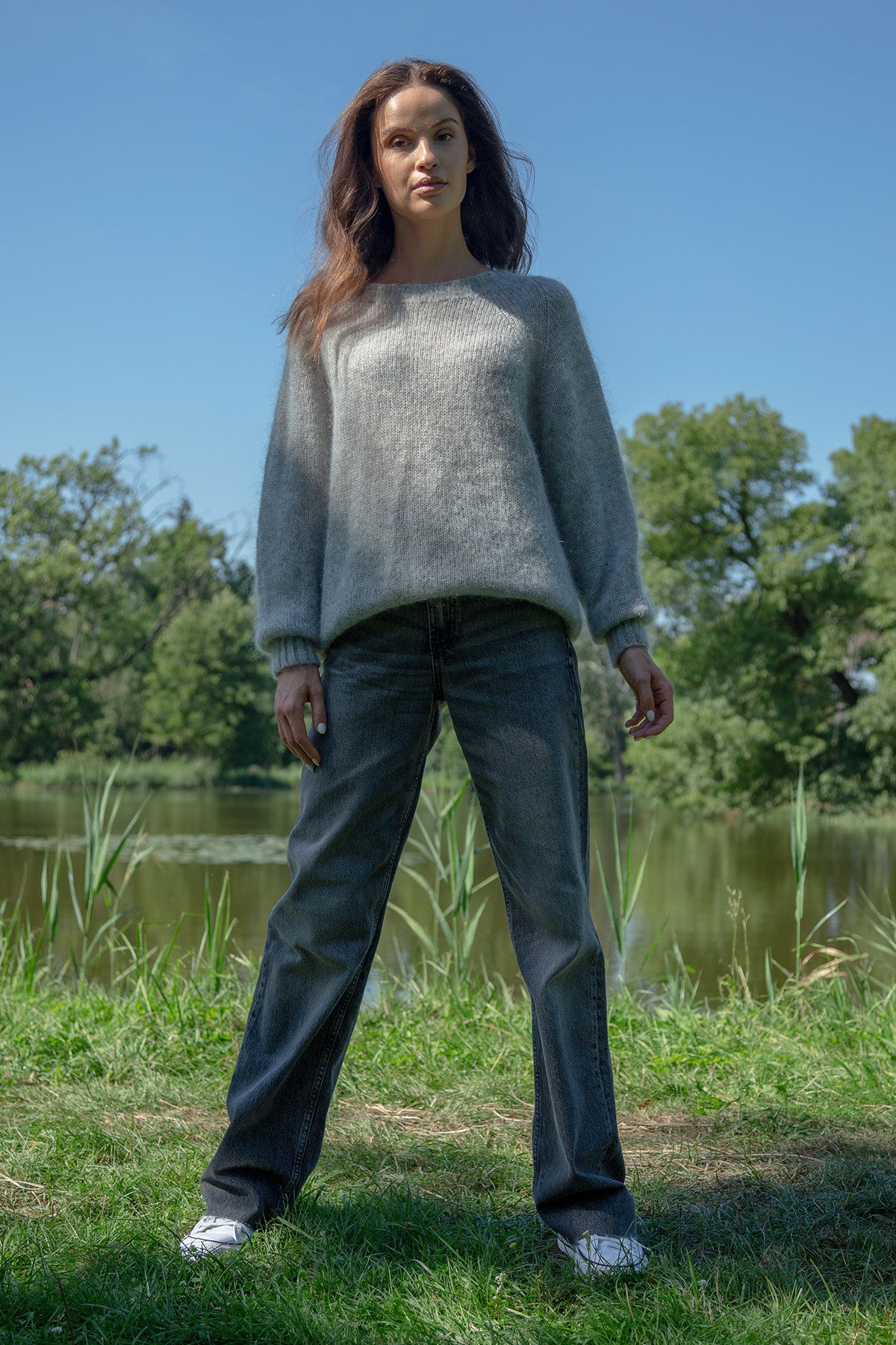 Klasyczny bezszwowy sweter z okrągłym dekoltem szary - 2