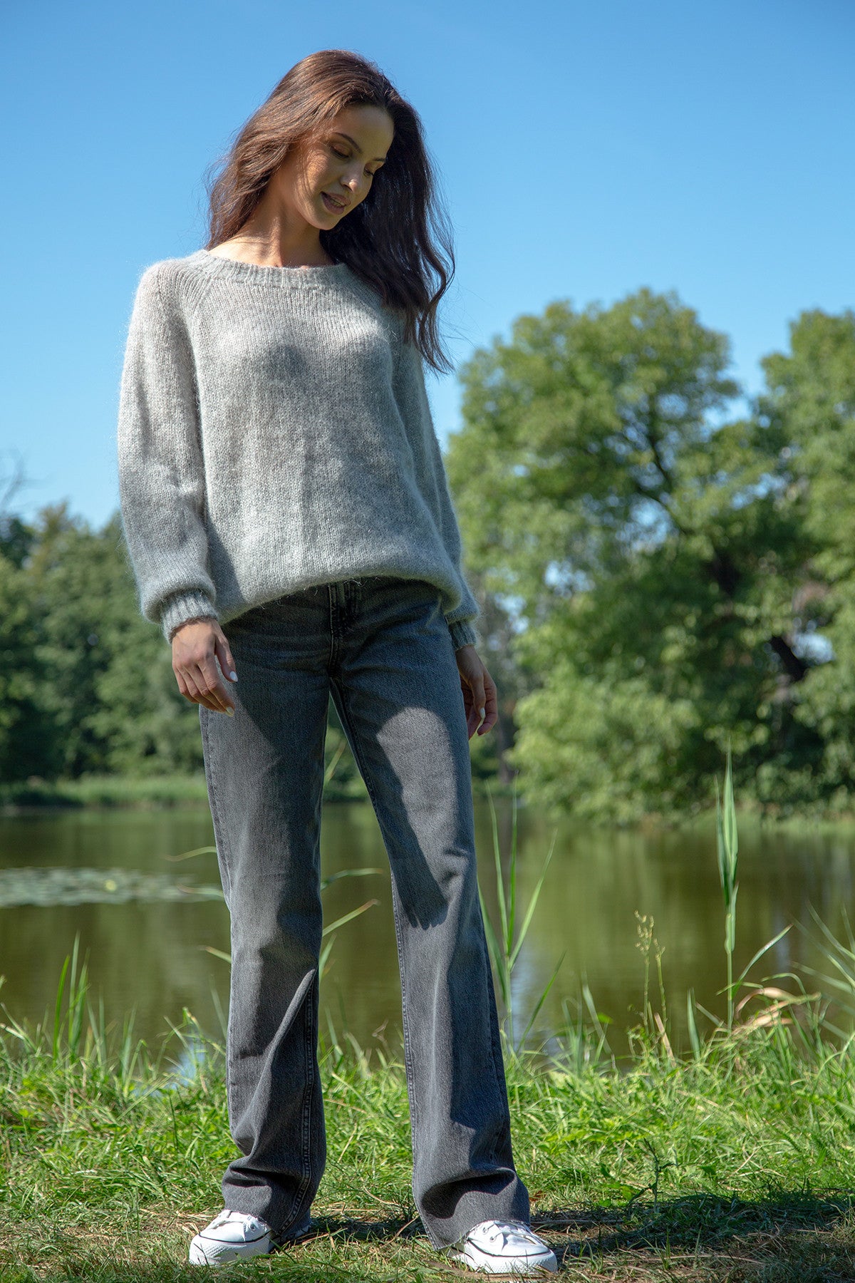 Klasyczny bezszwowy sweter z okrągłym dekoltem szary - 3