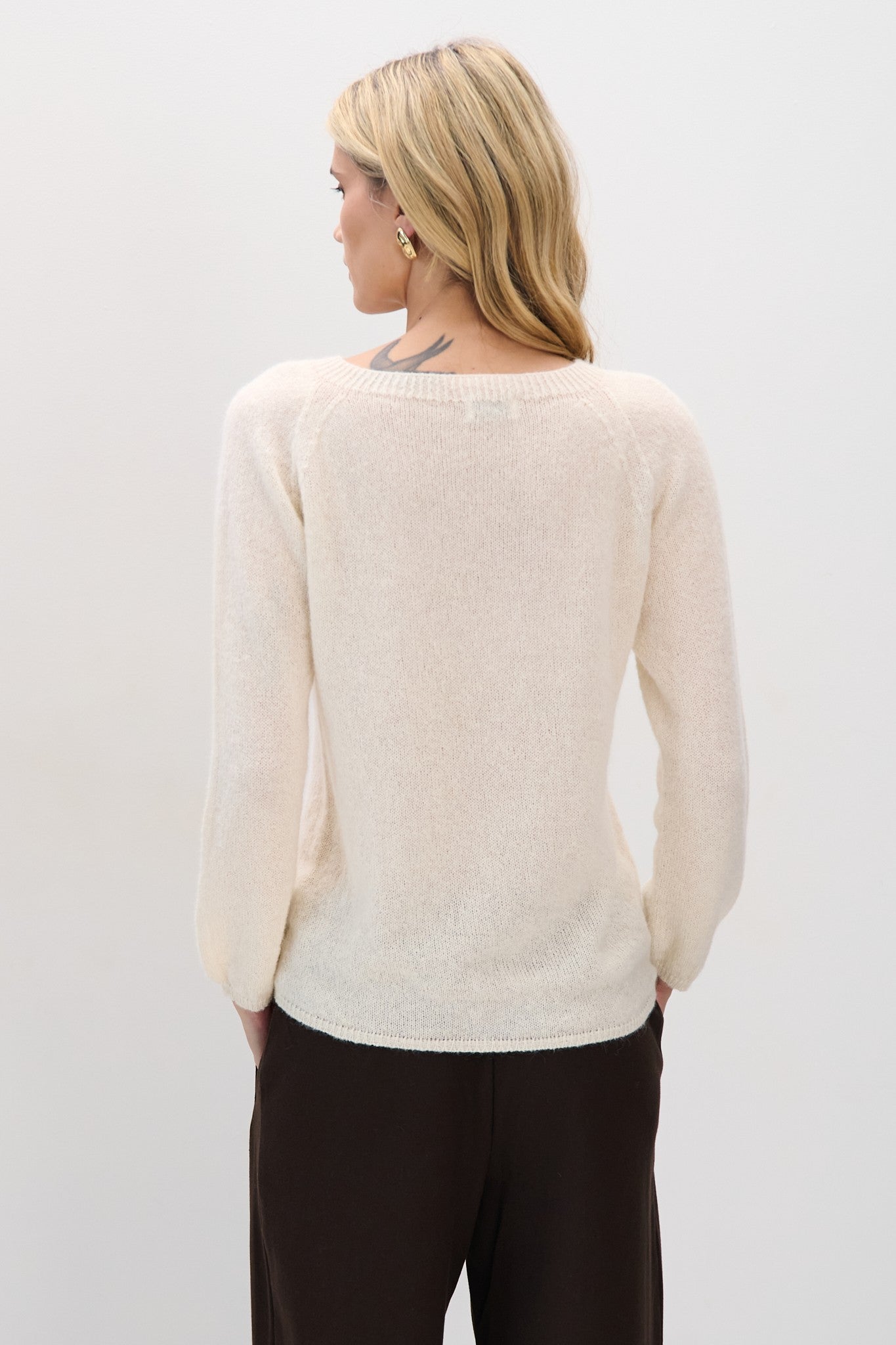 Klasyczny sweter z jedwabiu ecru - 8