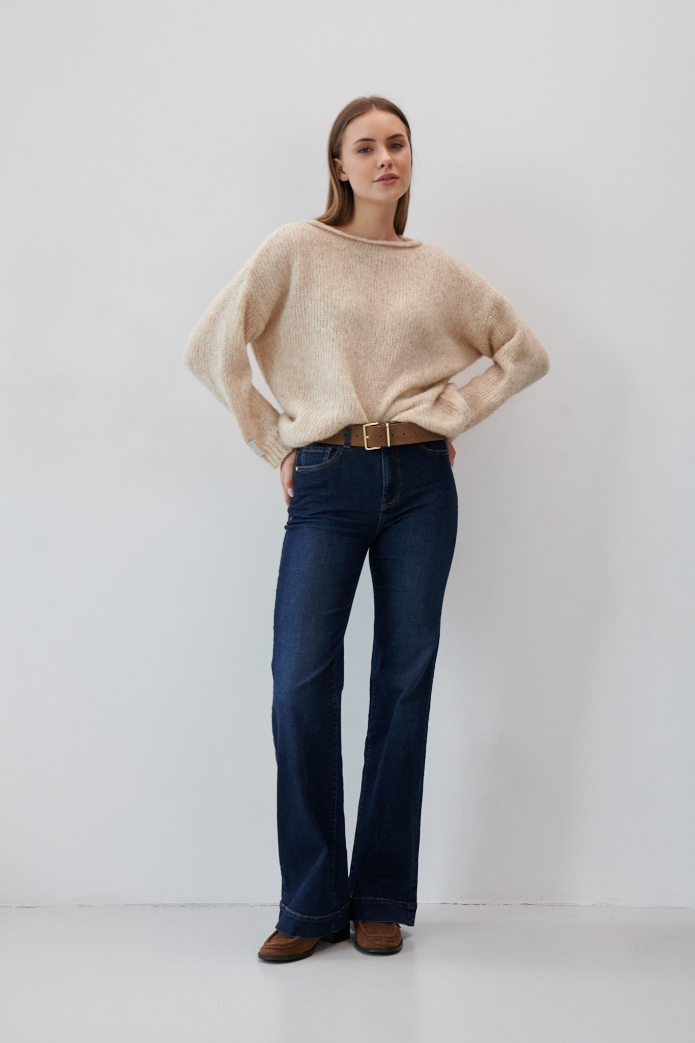 KLASYCZNY SWETER Z NIEFARBOWANEJ WEŁNY ALPAKI I BAWEŁNY MAKO beżowy - 3