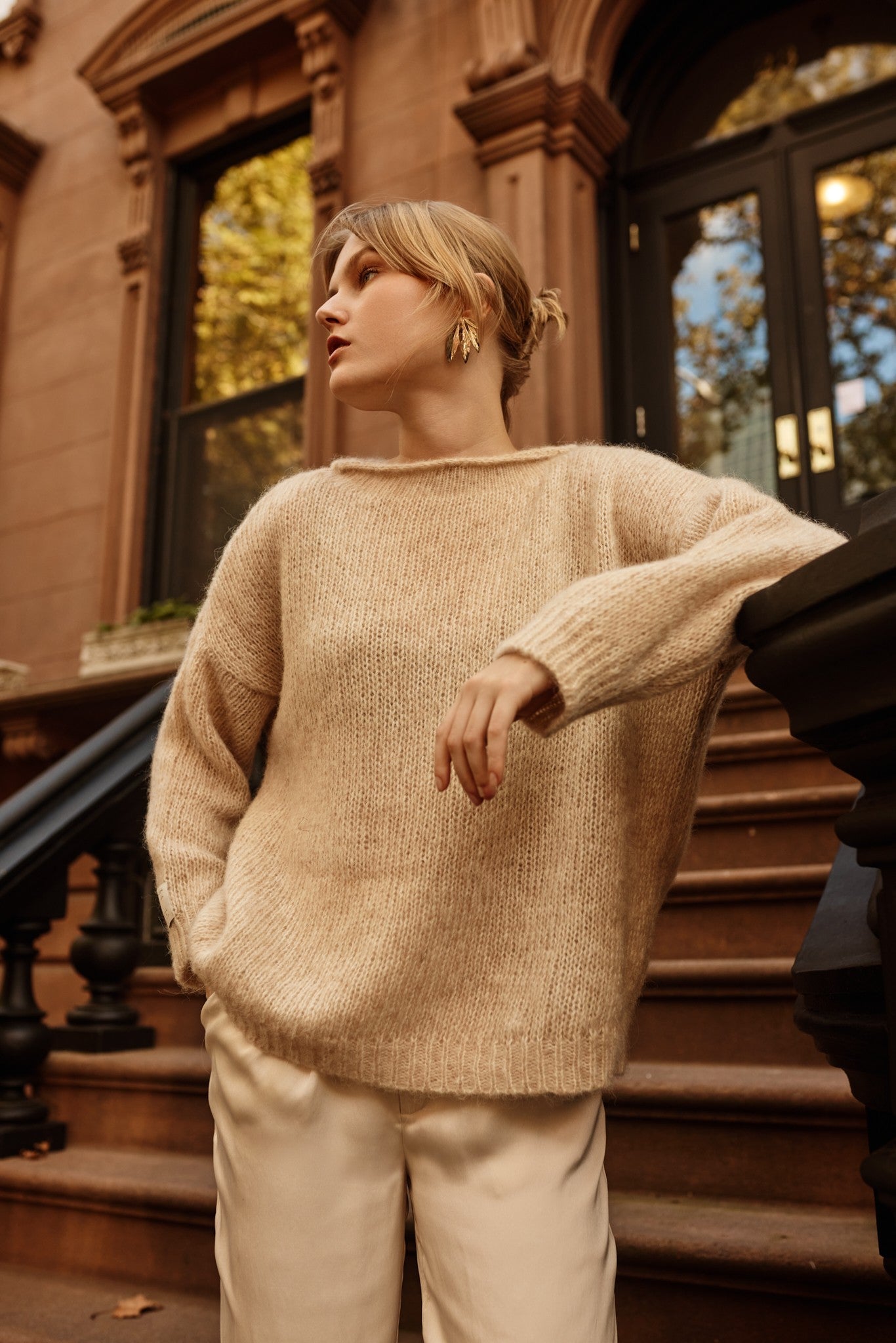 KLASYCZNY SWETER Z NIEFARBOWANEJ WEŁNY ALPAKI I BAWEŁNY MAKO beżowy - 6