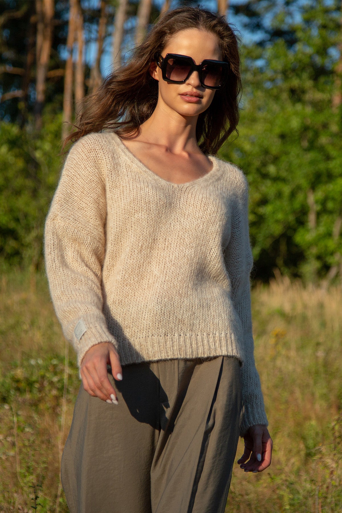 Klasyczny sweter z niefarbowanej wełny alpaki i bawełny mako beżowy - 2