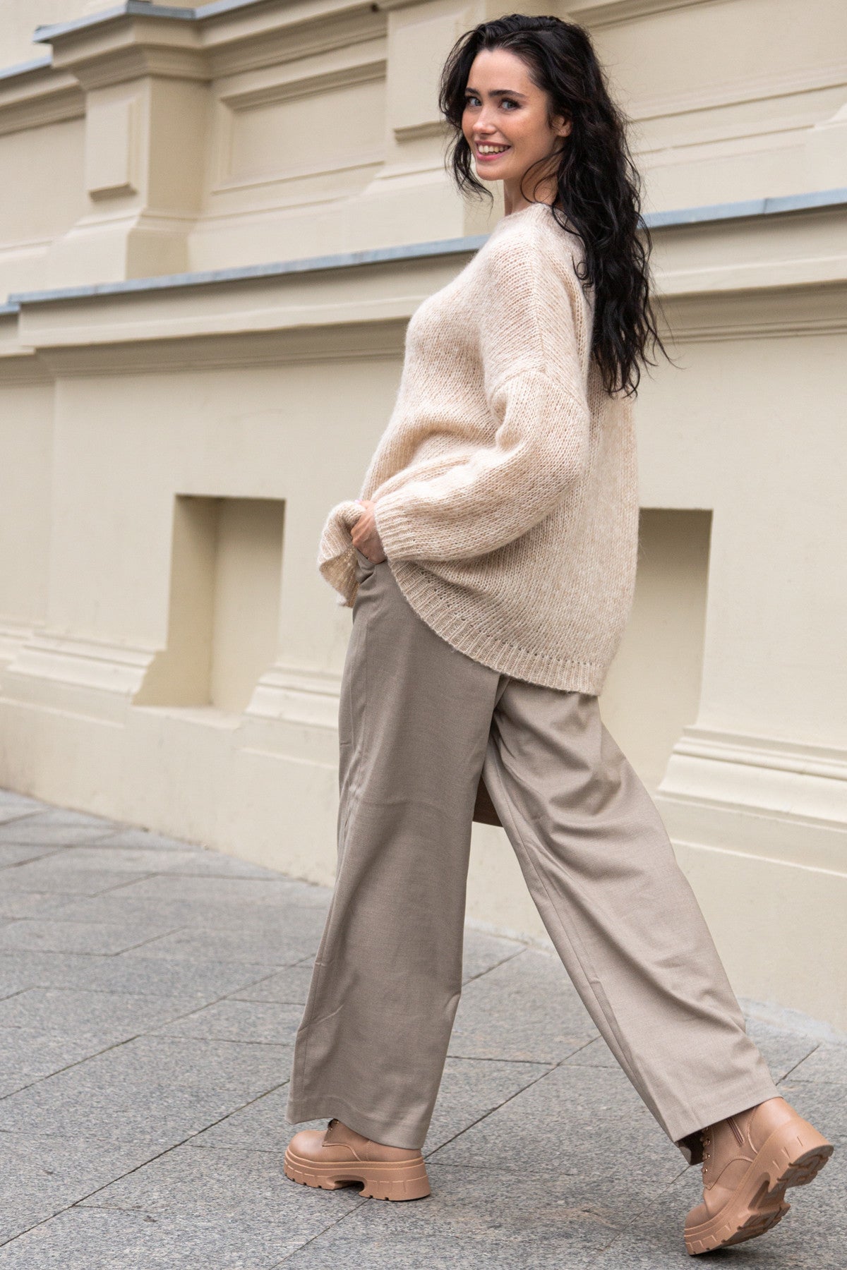 KLASYCZNY SWETER Z NIEFARBOWANEJ WEŁNY ALPAKI I BAWEŁNY MAKO beżowy - 10