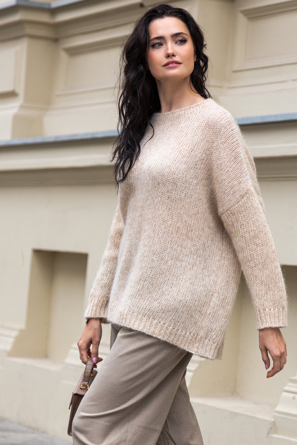 KLASYCZNY SWETER Z NIEFARBOWANEJ WEŁNY ALPAKI I BAWEŁNY MAKO beżowy - 11