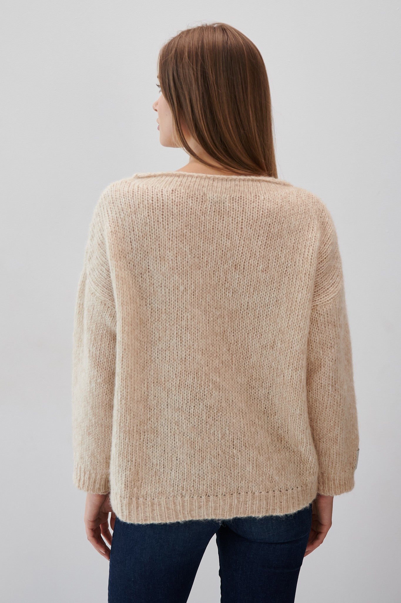 KLASYCZNY SWETER Z NIEFARBOWANEJ WEŁNY ALPAKI I BAWEŁNY MAKO beżowy - 5