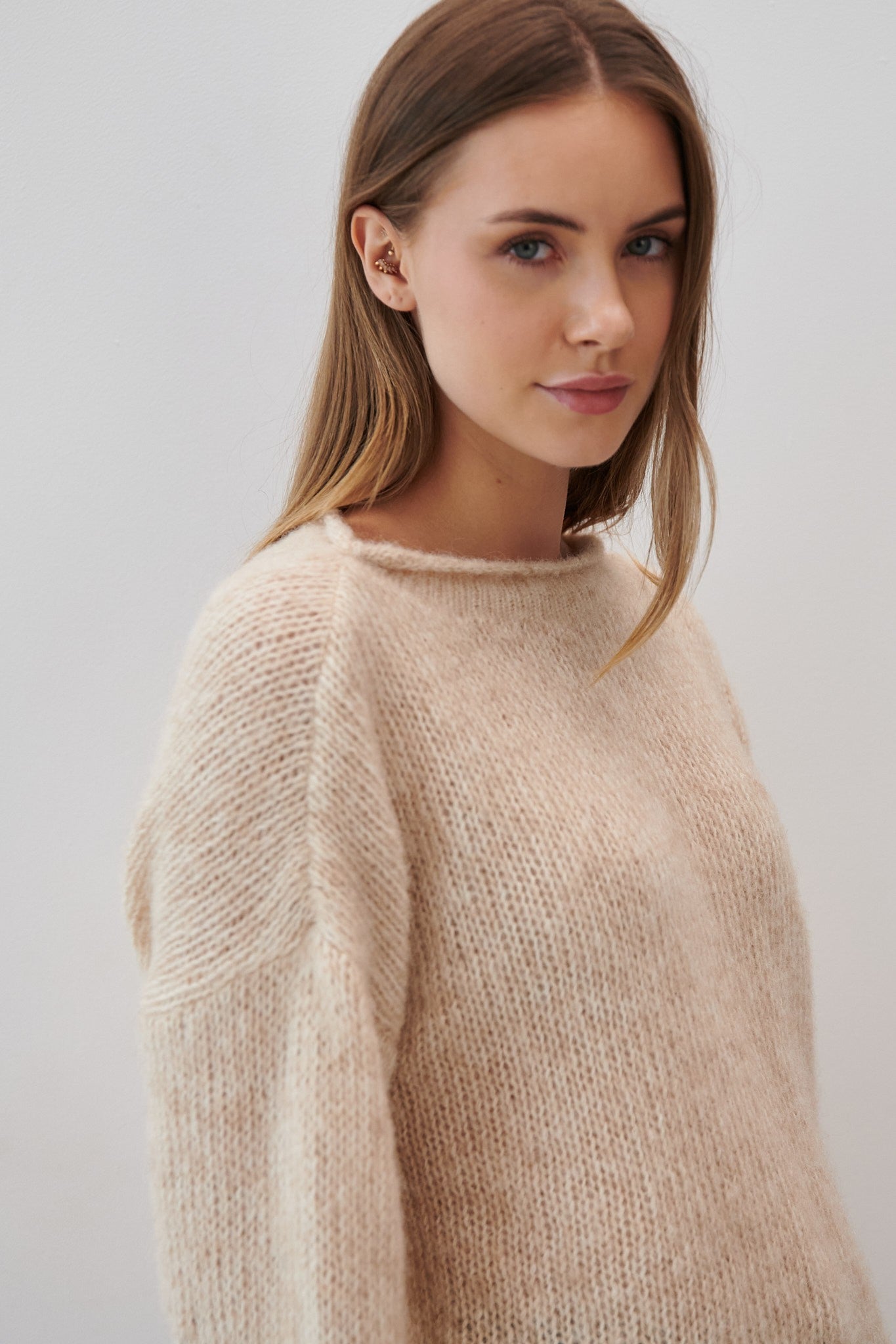 KLASYCZNY SWETER Z NIEFARBOWANEJ WEŁNY ALPAKI I BAWEŁNY MAKO beżowy - 4