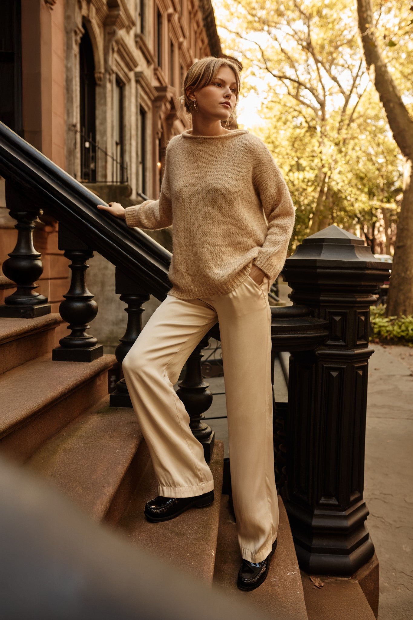 KLASYCZNY SWETER Z NIEFARBOWANEJ WEŁNY ALPAKI I BAWEŁNY MAKO beżowy - 7