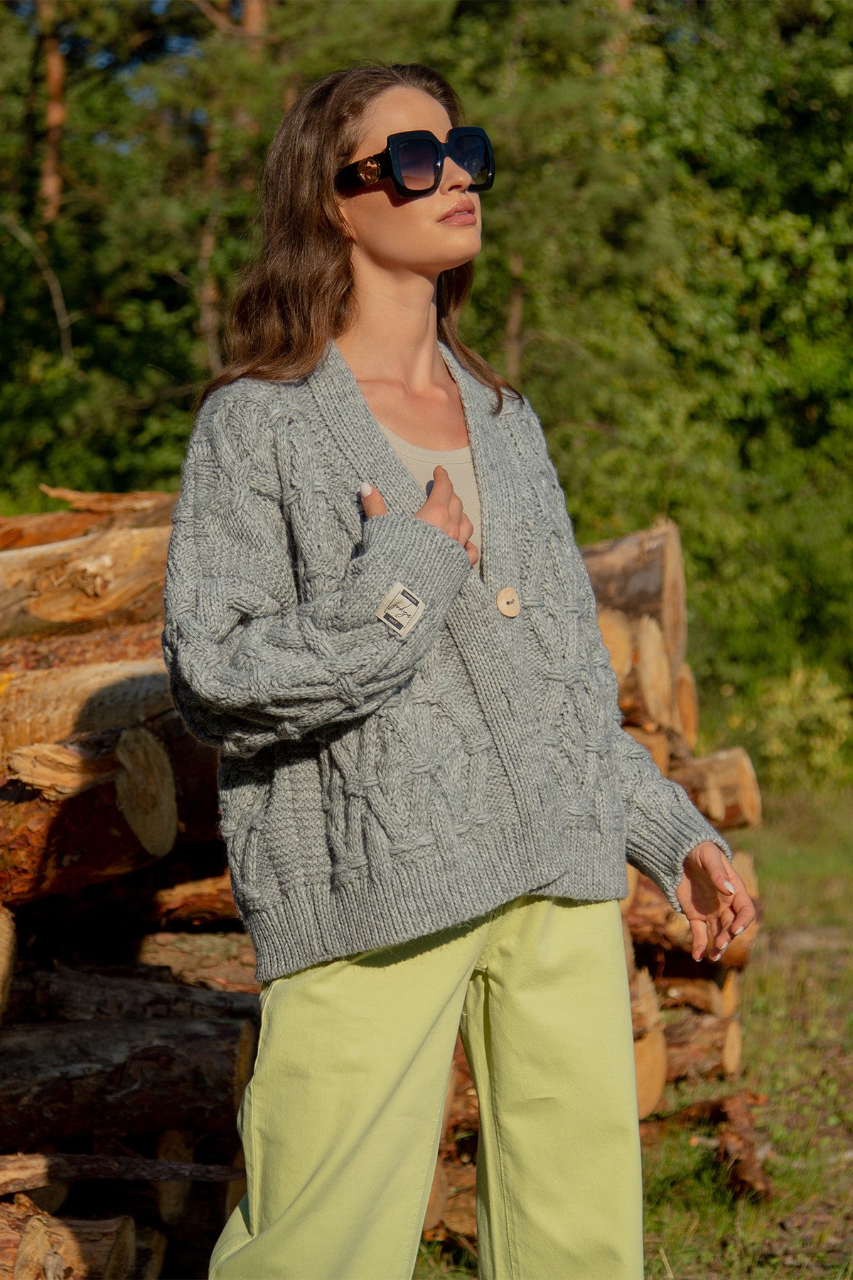 Klasyczny zapinany kardigan ze splotem aranowym szary - 2