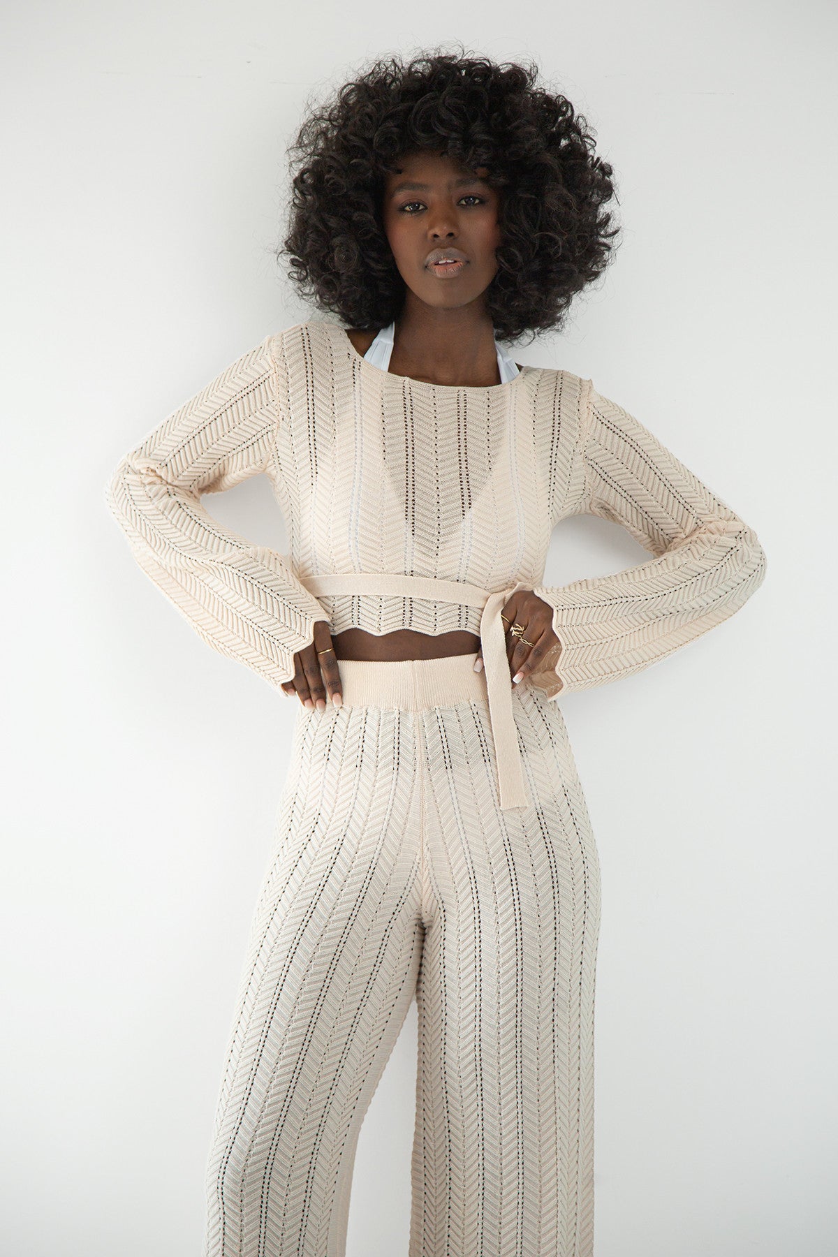 Komplet długie spodnie ażurowe i bluzka wiązana beżowy - 3