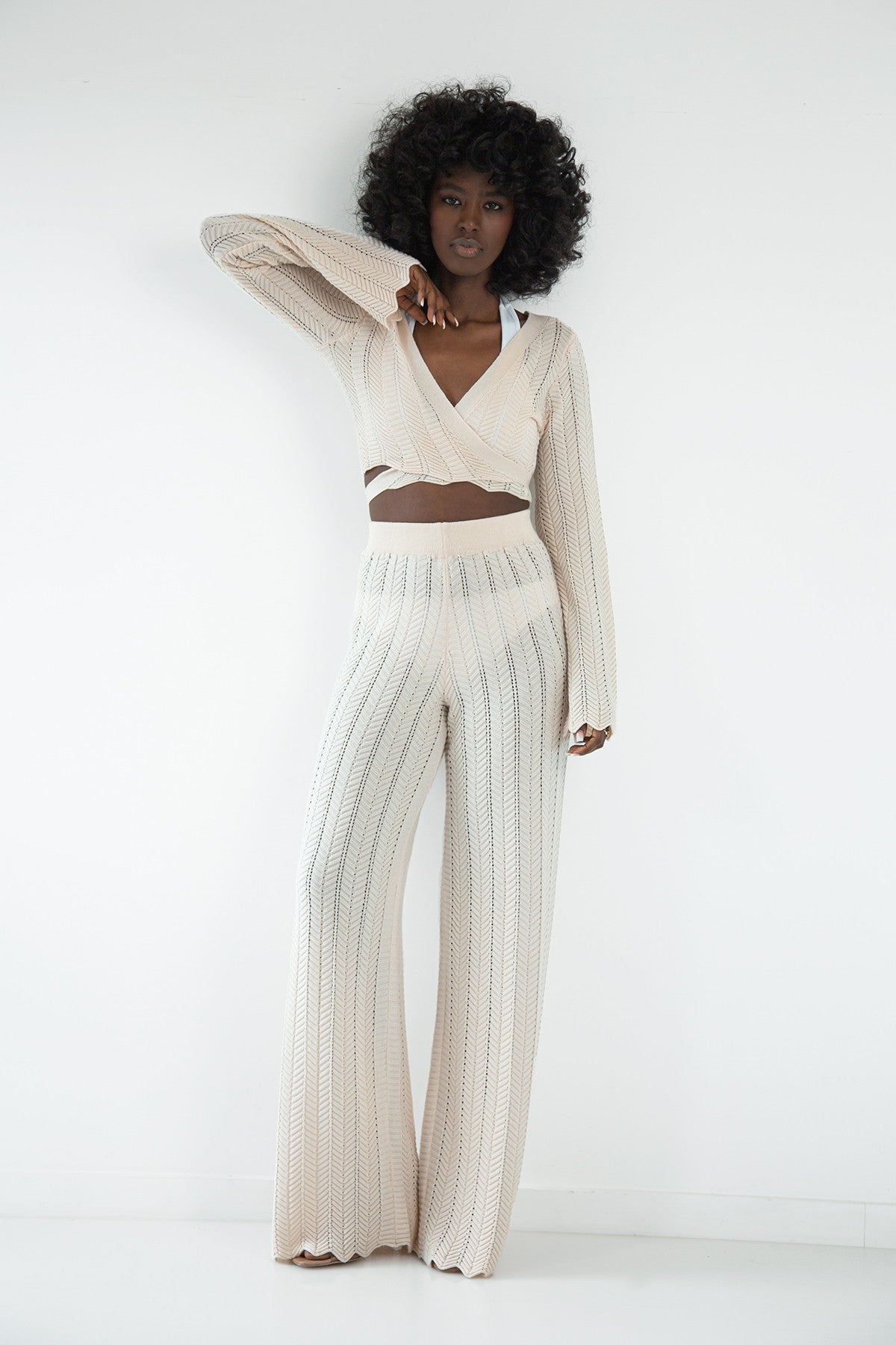 Komplet długie spodnie ażurowe i bluzka wiązana beżowy - 4