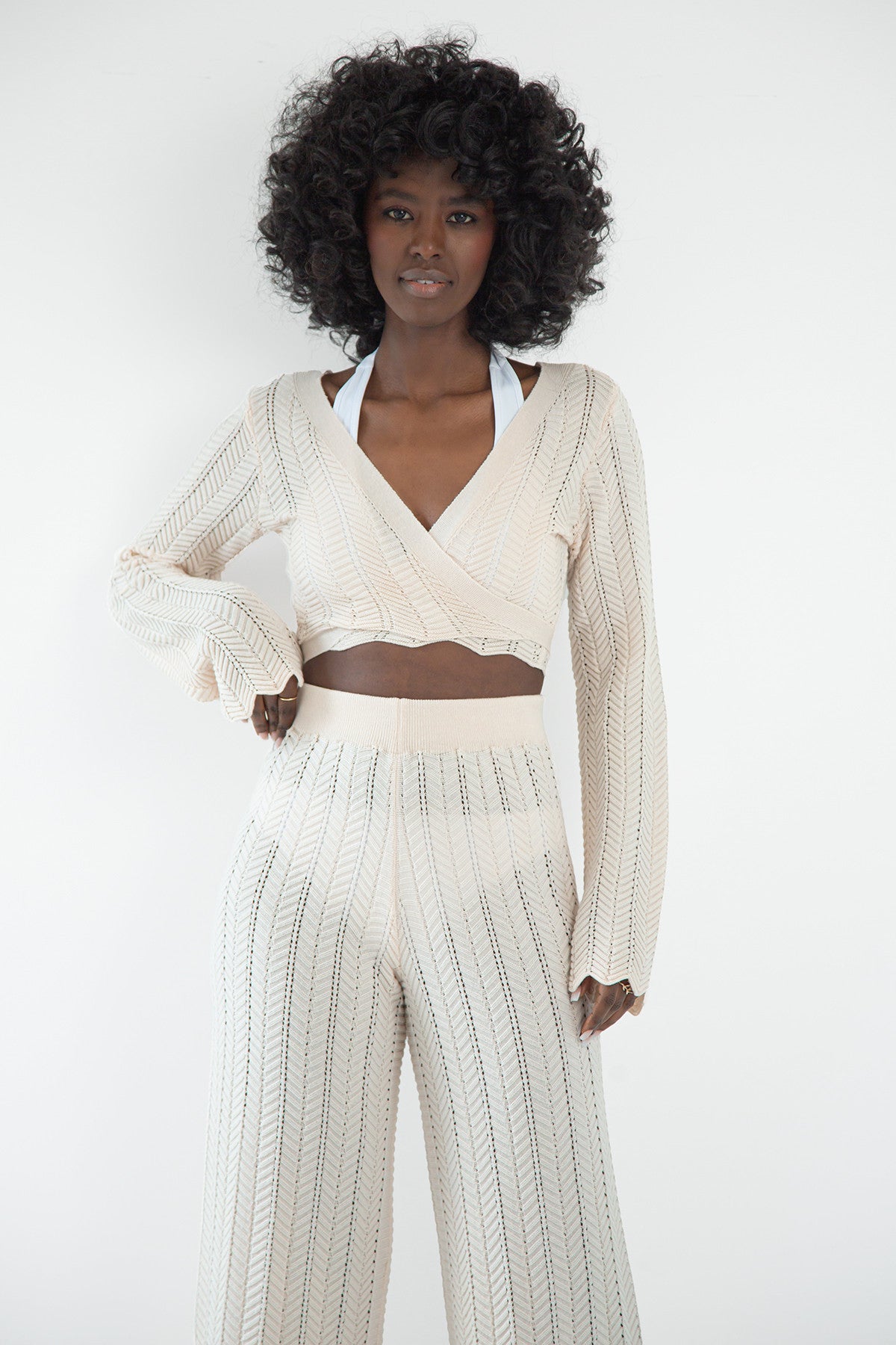 Komplet długie spodnie ażurowe i bluzka wiązana beżowy - 8