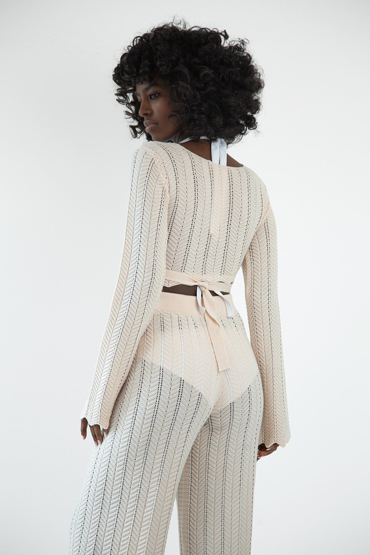 Komplet długie spodnie ażurowe i bluzka wiązana beżowy - 5