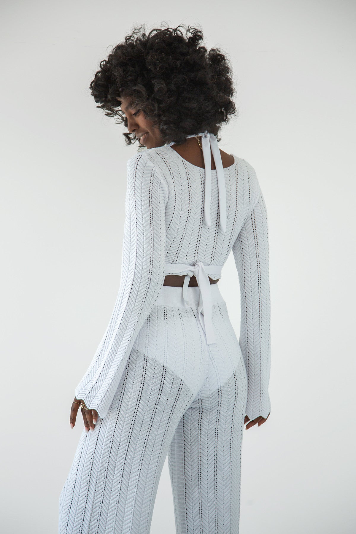 Komplet długie spodnie ażurowe i bluzka wiązana biały - 5