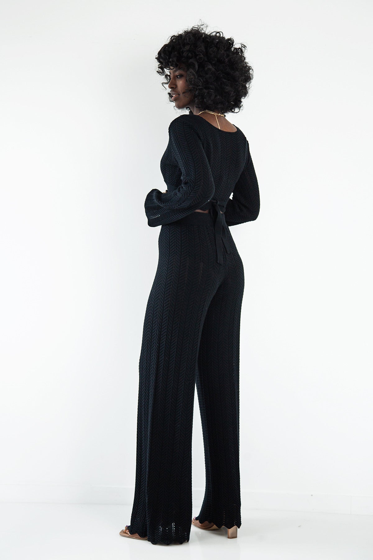 Komplet długie spodnie ażurowe i bluzka wiązana czarny - 6