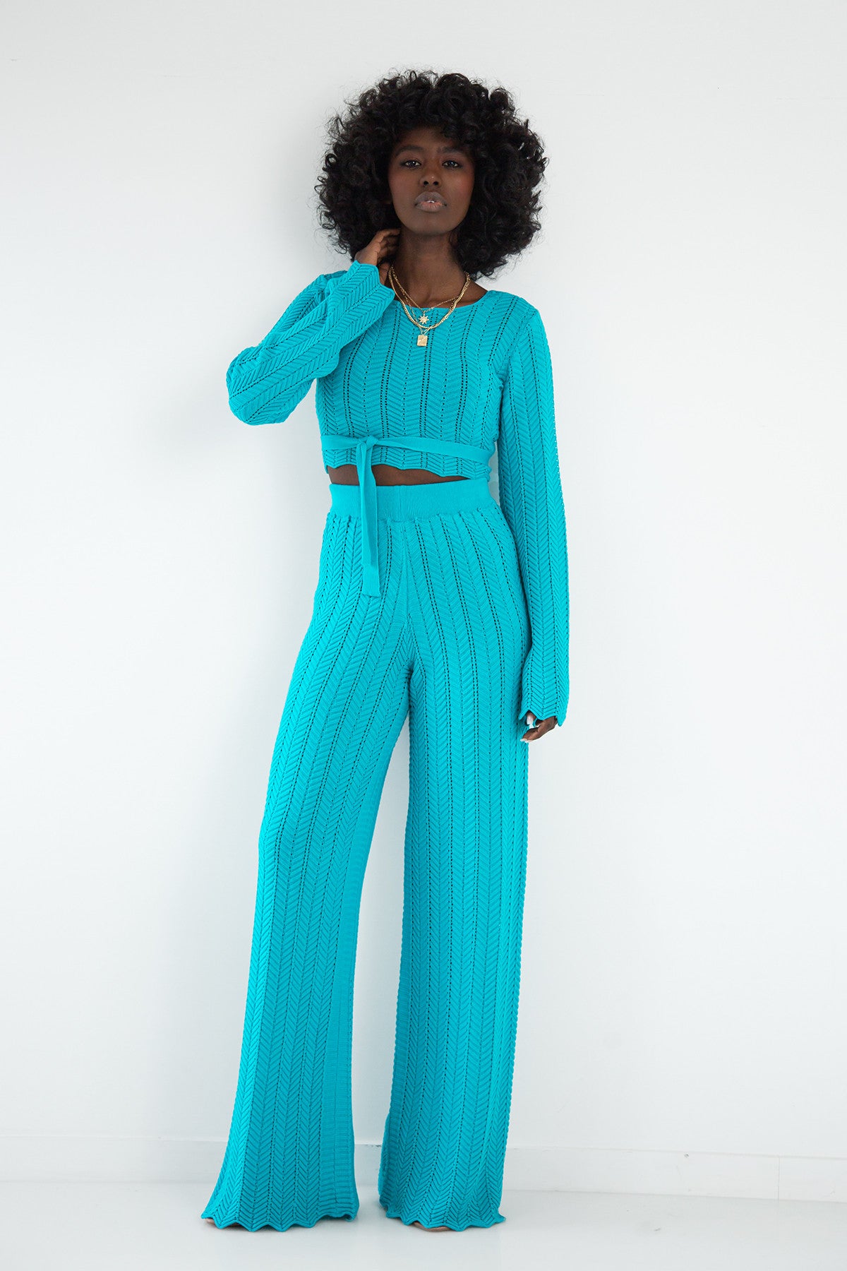 Komplet długie spodnie ażurowe i bluzka wiązana niebieski - 1