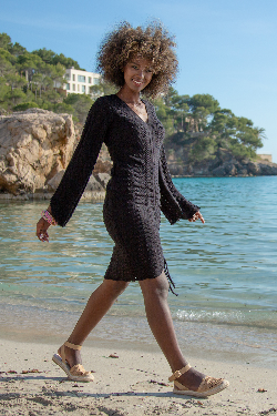 Krótka ażurowa sukienka z marszczeniem na przodzie czarny - 7