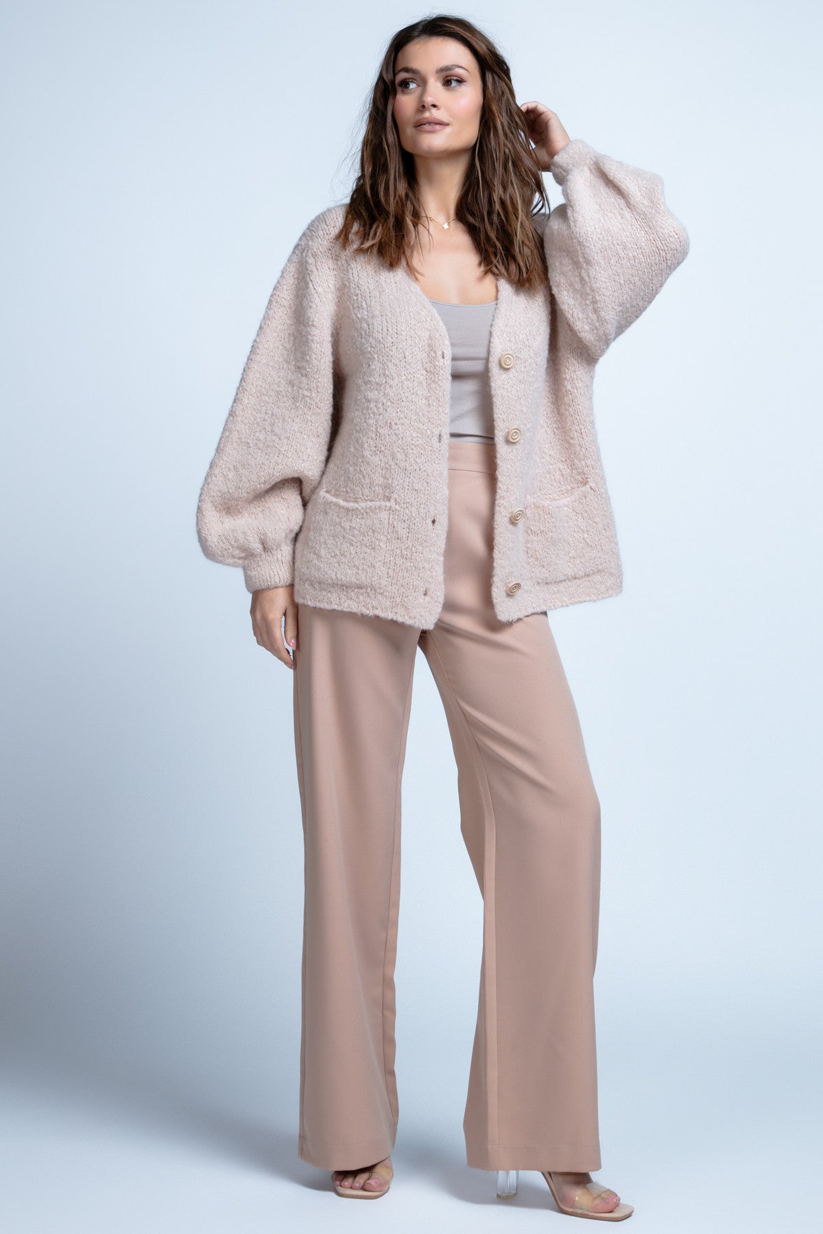 Krótki kardigan z kieszeniami z wełny dziewiczej beżowy - 2