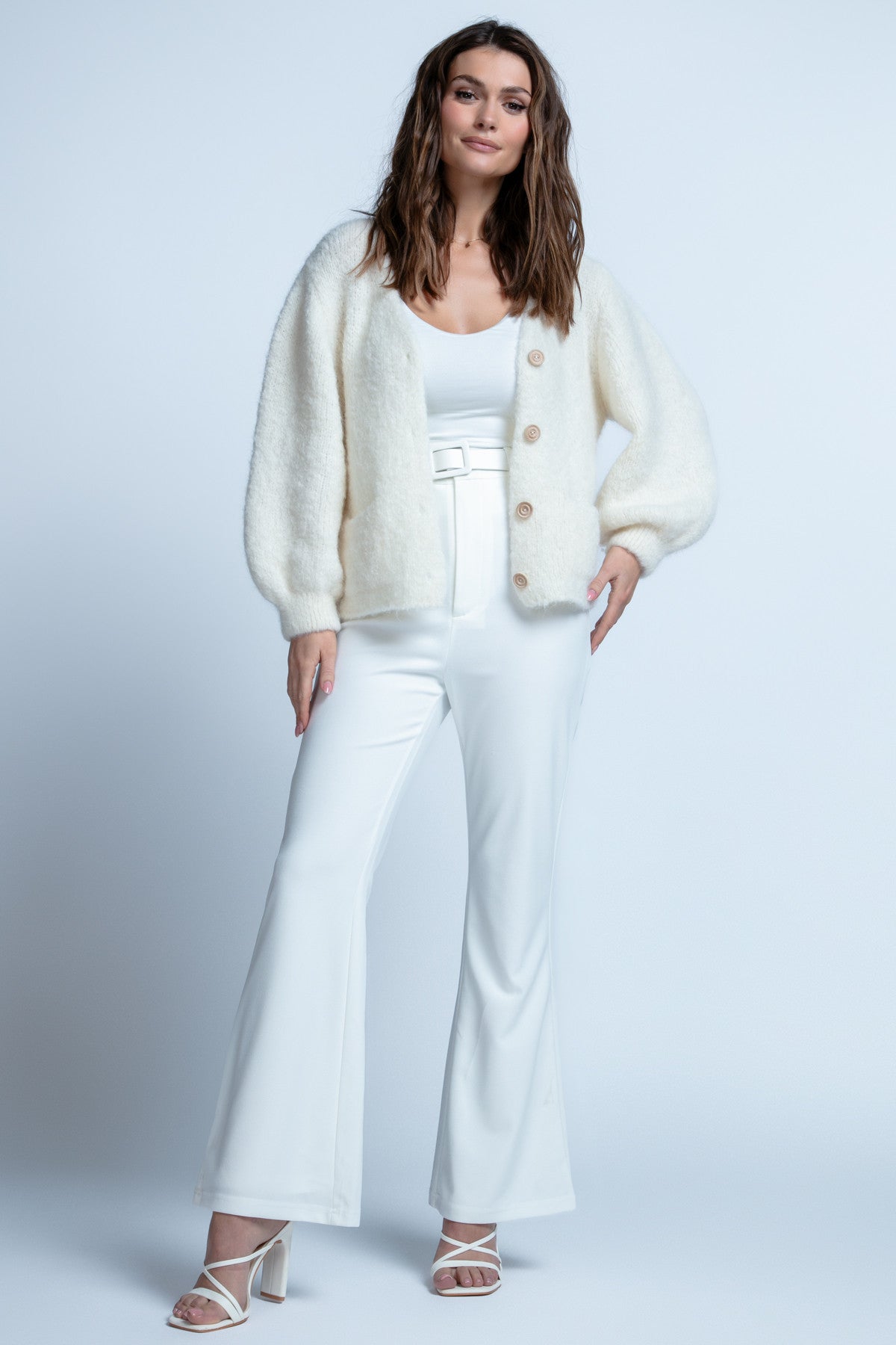 Krótki kardigan z kieszeniami z wełny dziewiczej ecru - 3