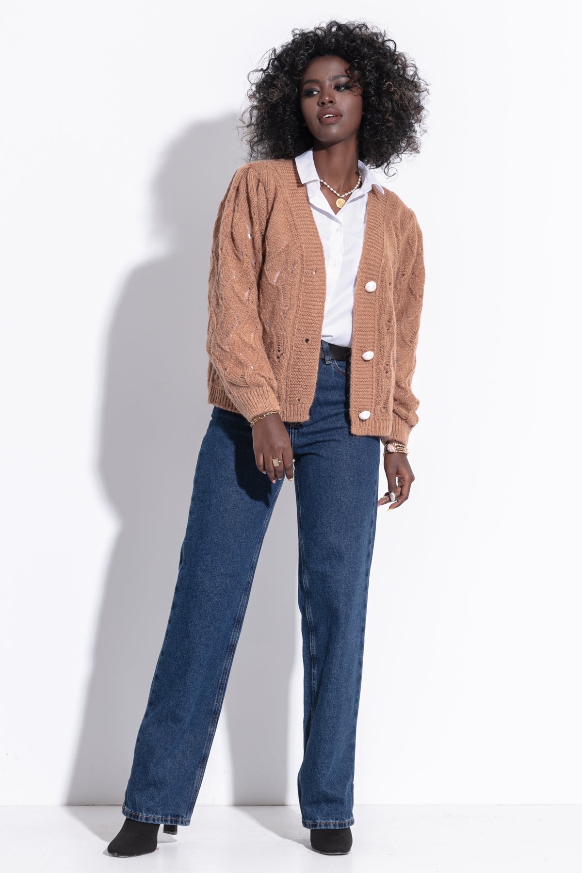 Krótki luźny ażurowy kardigan zapinany karmelowy - 2