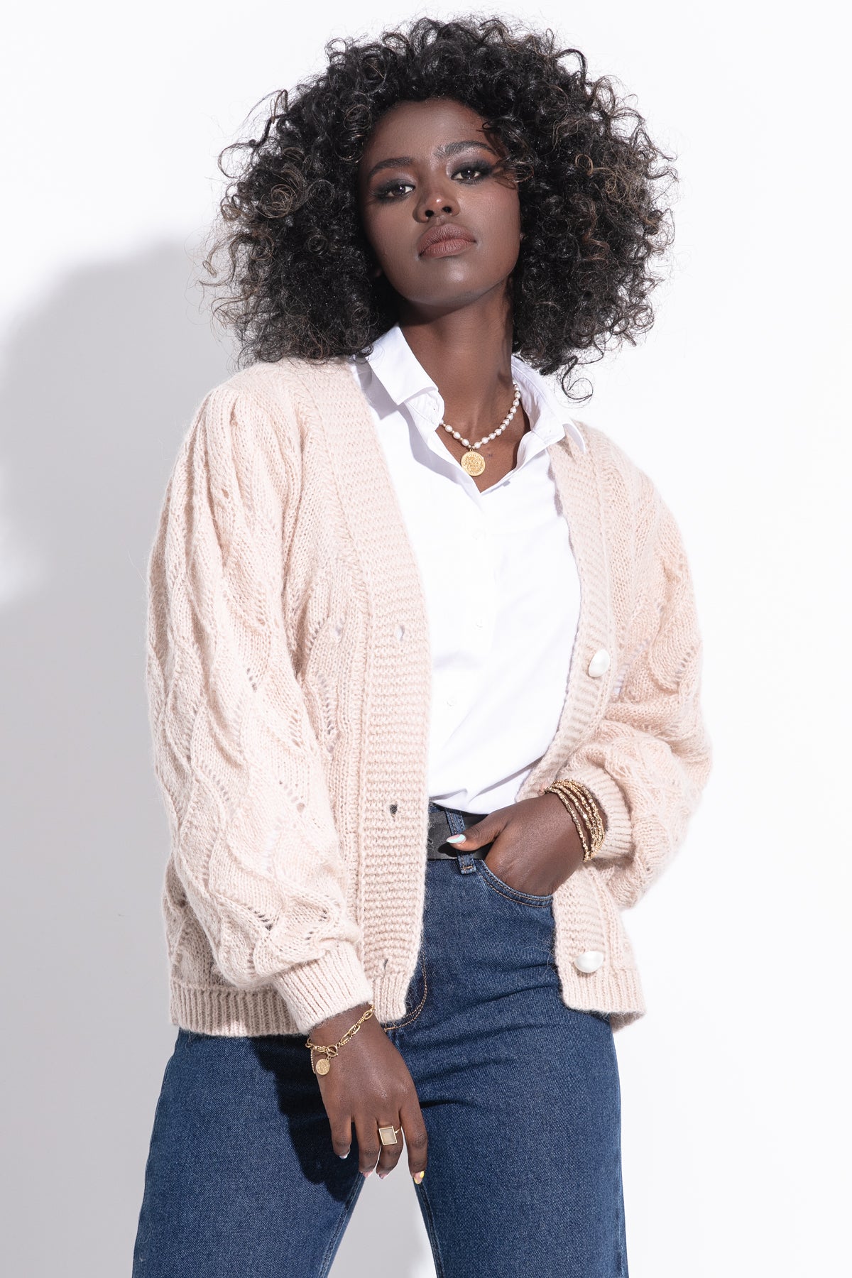 Krótki luźny ażurowy kardigan zapinany róż delikatny róż - 2